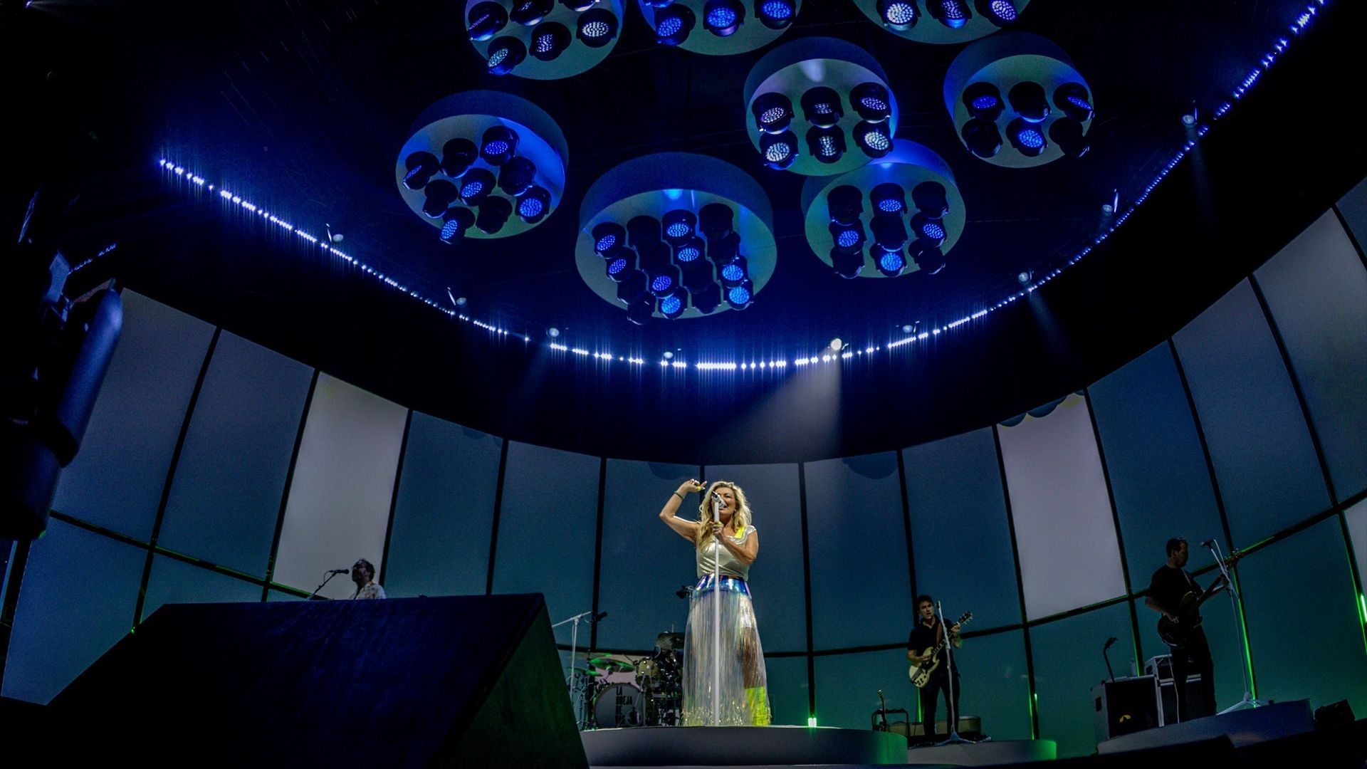 Amaia Montero, rodeada del resto de miembros de la banda en el escenario del Movistar Arena