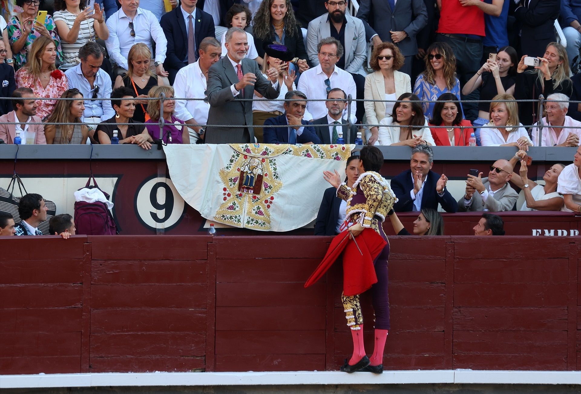 Andrés Roca Rey le brinda un toro al rey Felipe VI en la Corrida de la Prensa de la Feria de San Isidro
