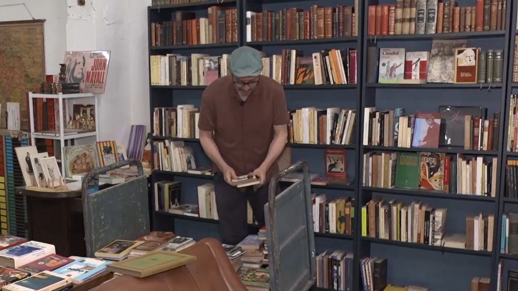 Del estante al algoritmo: la polémica compra de libros antiguos para entrenar inteligencia artificial