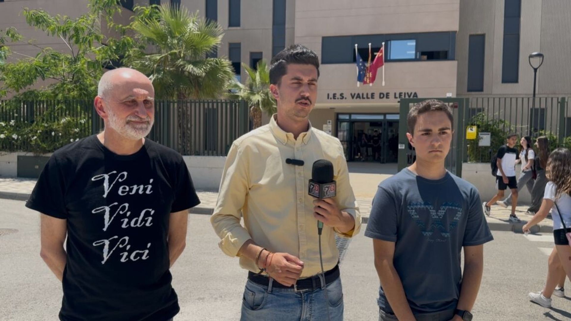 Desalojan a más de 800 alumnos de un instituto de Murcia por altas temperaturas: "Superaban los 27 grados" Desalojan a más de 800 alumnos de un instituto de Murcia por altas temperaturas: "Superaban los 27 grados"