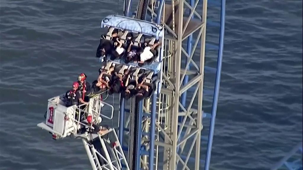 El angustioso rescate de ocho personas que quedaron colgando de una montaña rusa en Texas tras una avería