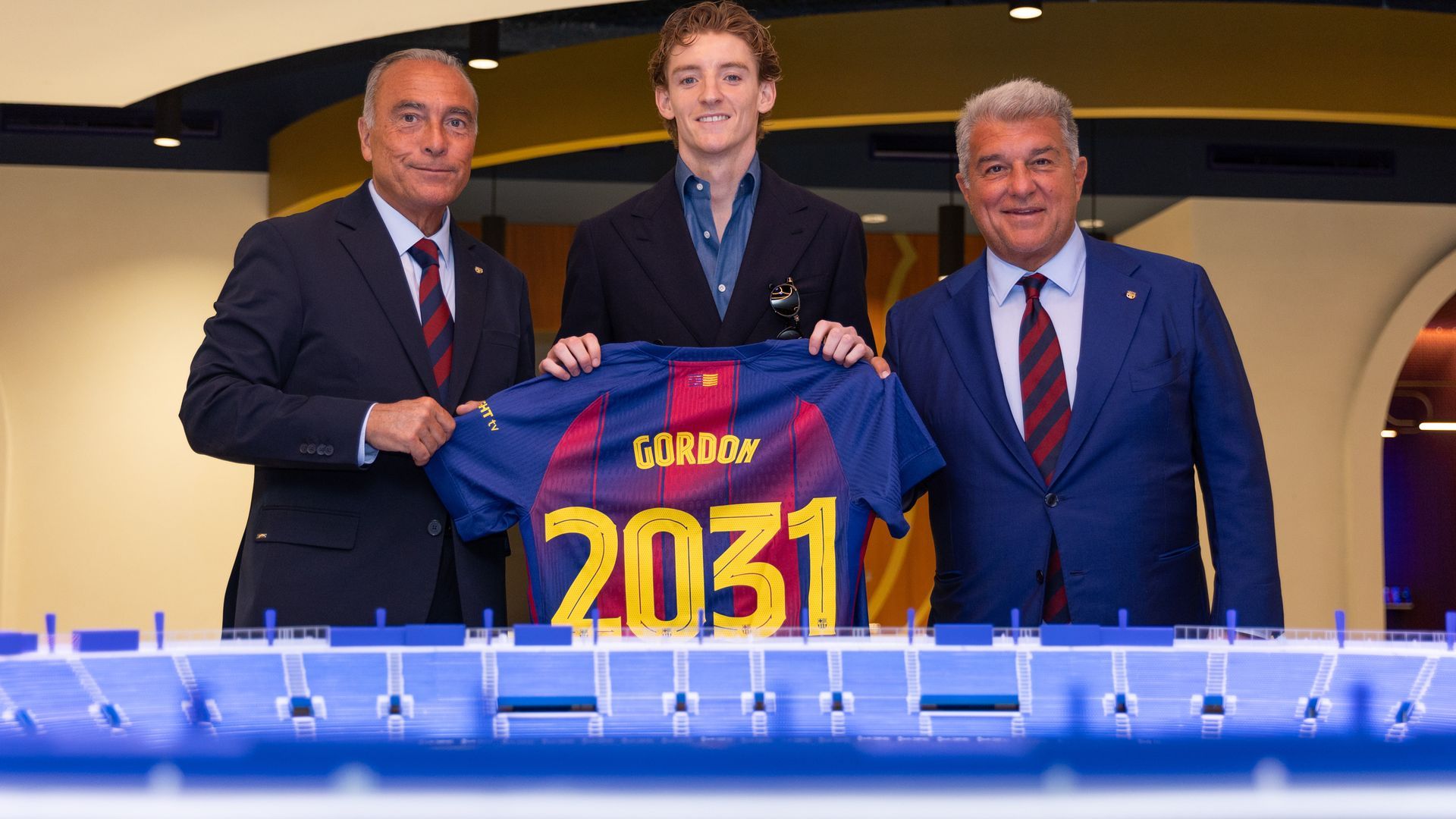 El delantero inglés Anthony Gordon firma como nuevo jugador del FC Barcelona El delantero inglés Anthony Gordon firma como nuevo jugador del FC Barcelona