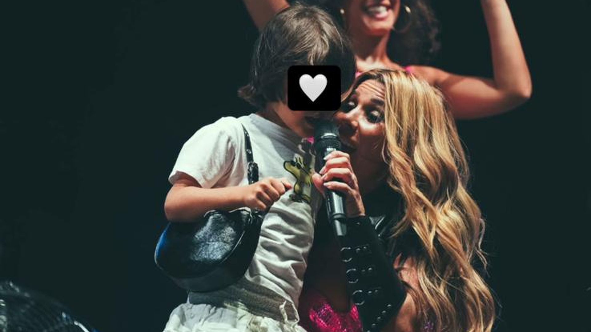 El hijo de Adara Molinero con Natalia sobre el escenario