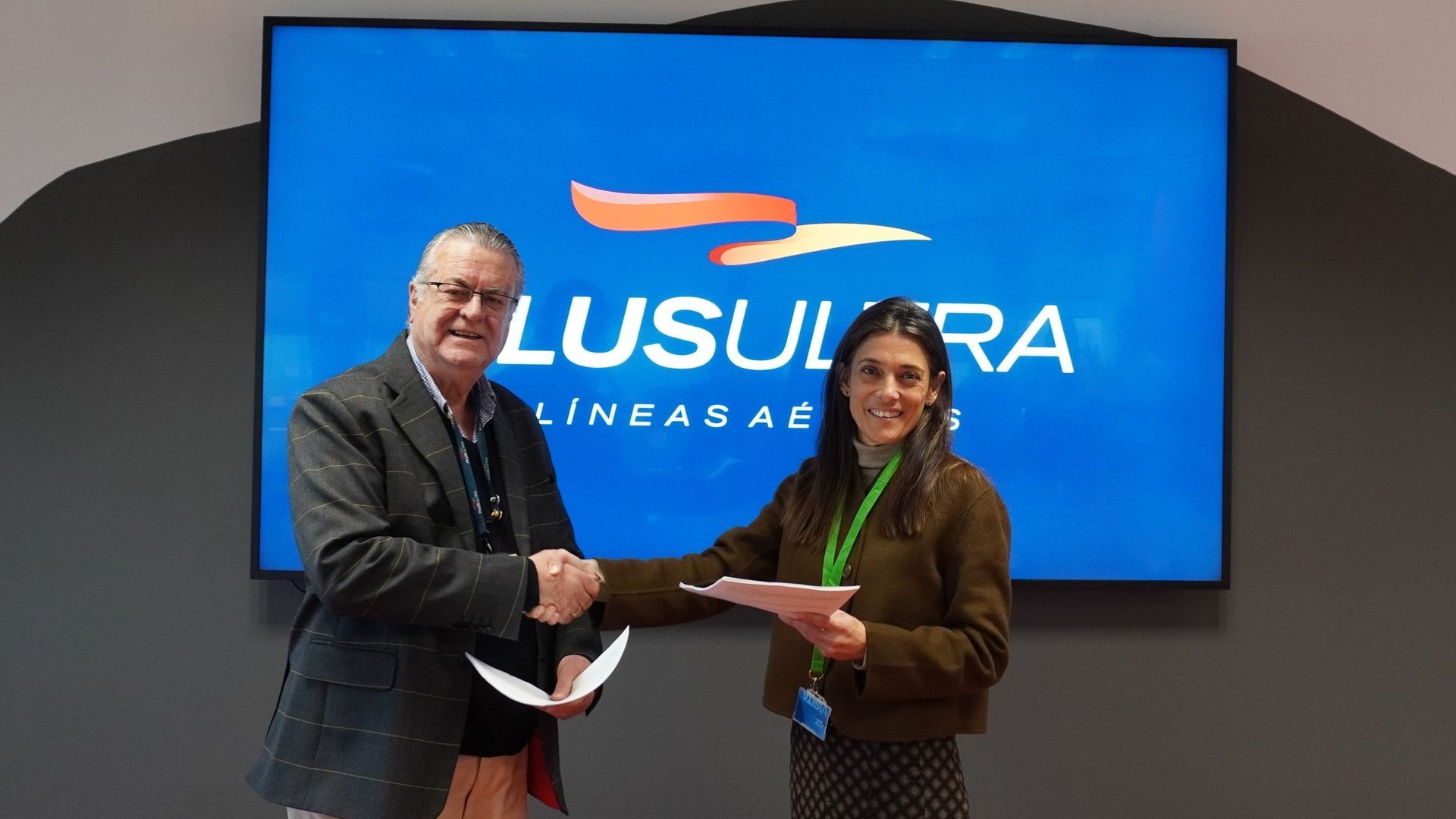 El presidente de Plus Ultra Líneas Aéreas, Julio Martínez Sola, y la presidenta de Sitcpla, Laura Gil, durante la firma del convenio de tripulantes de cabina