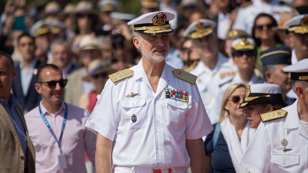 El rey Felipe VI asiste como testigo al simulacro de combate y rescate de las Fuerzas Armadas en una playa de Vigo