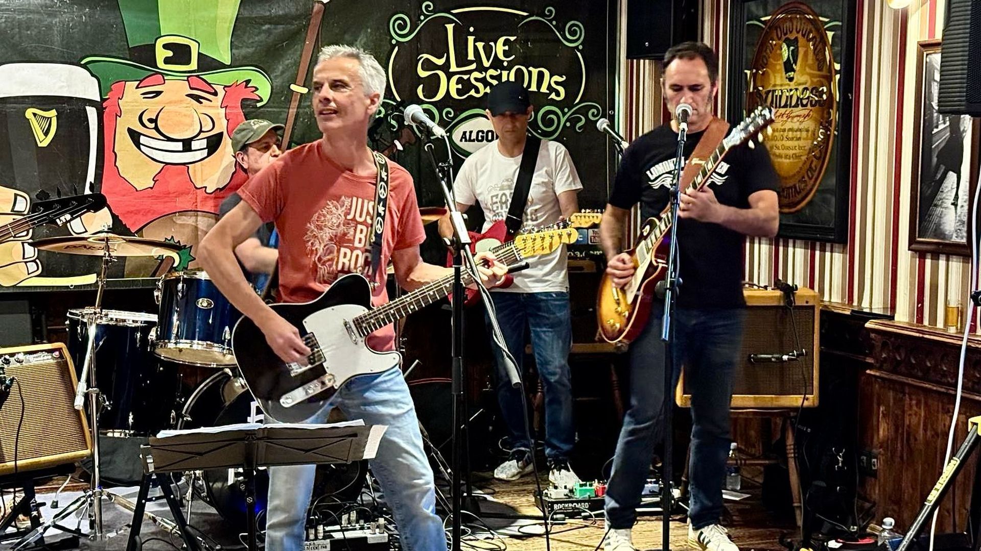 Ernesto Valverde, con gorra, tocando la guitarra con su banda en Algorta