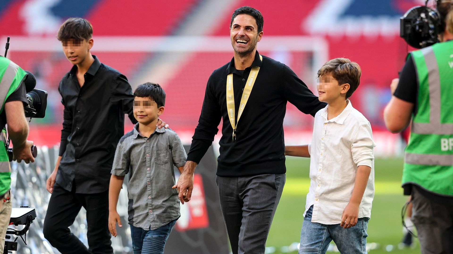 Gabriel y sus dos hermanos pequeños, Daniel y Oliver, en una imagen de 2023