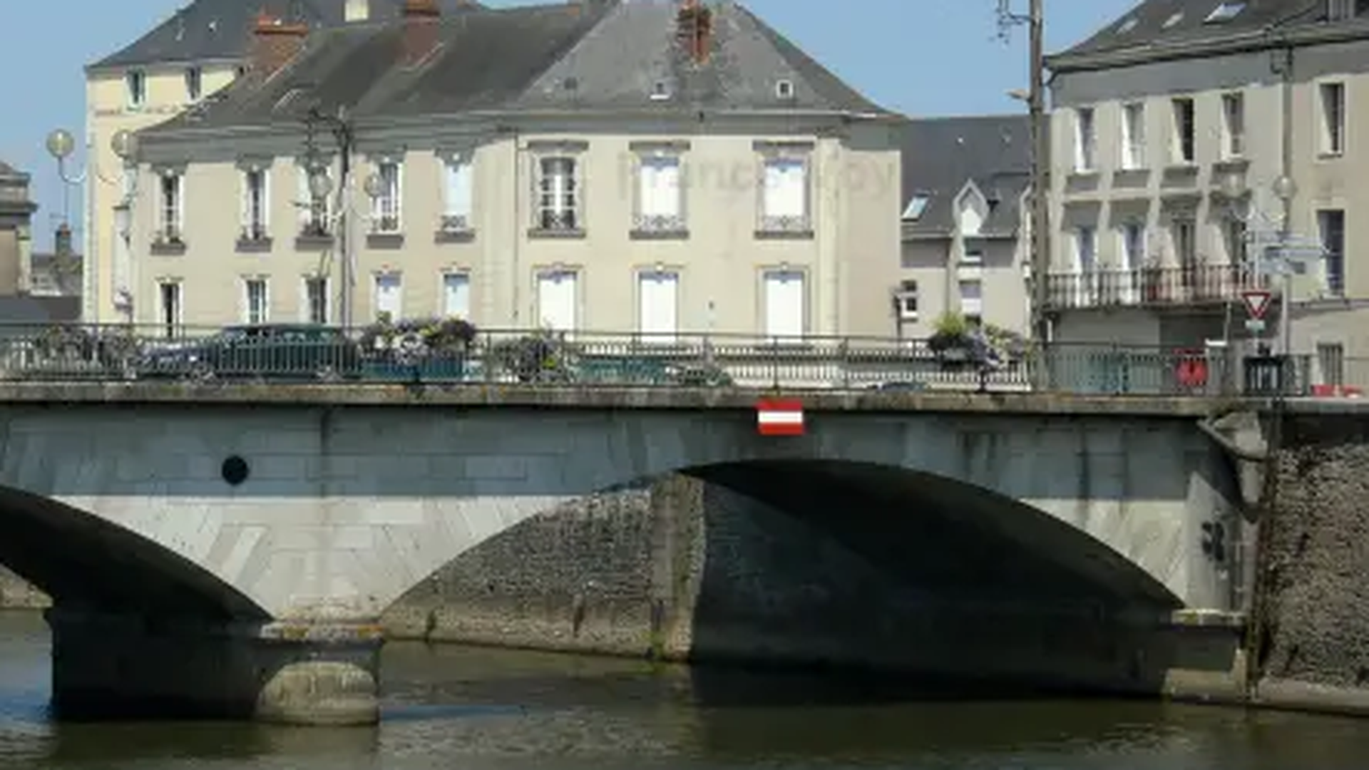 Imagen de un puente cercano a Château-Gontier Imagen de un puente cercano a Château-Gontier