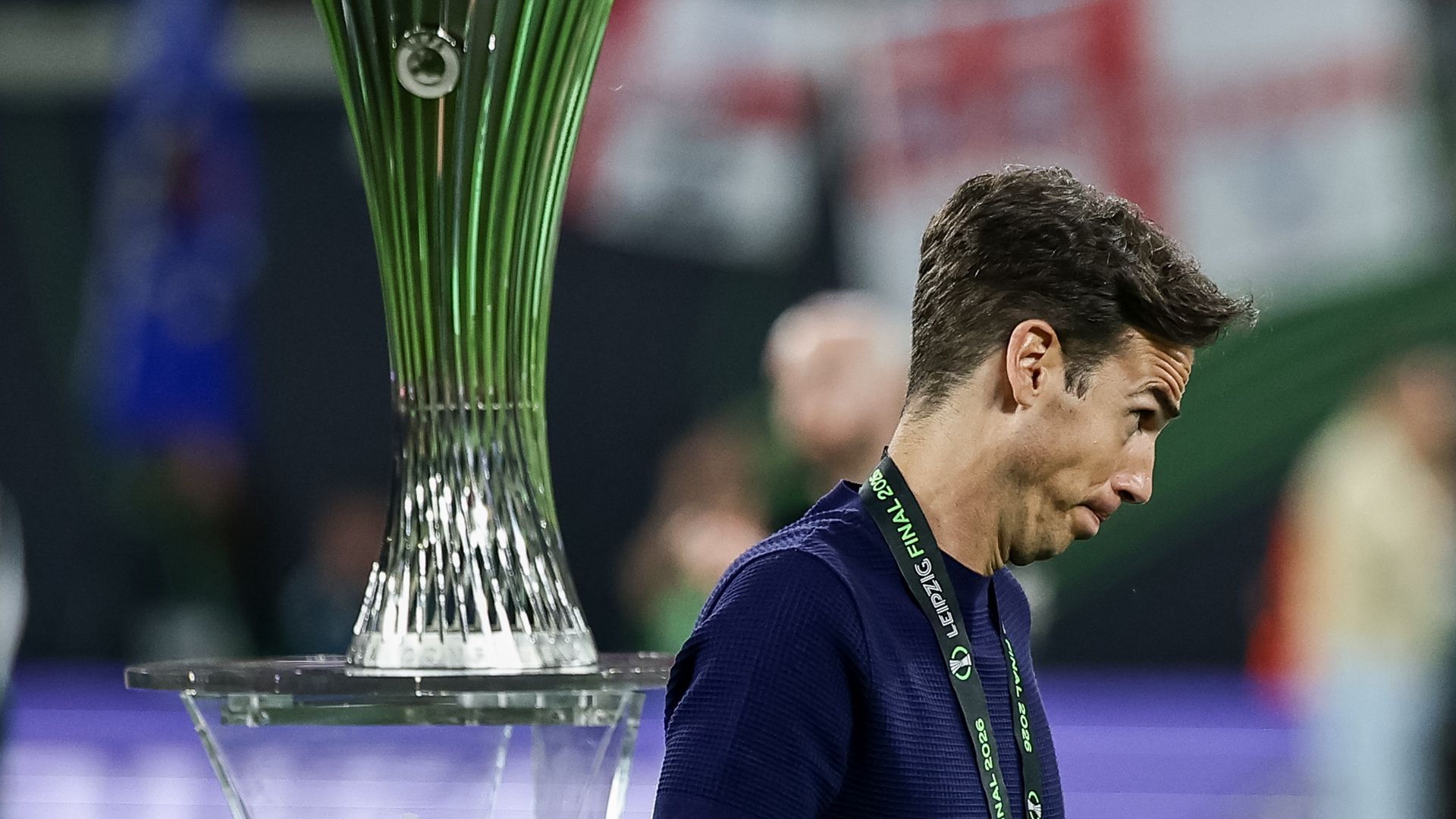 Iñigo Pérez, junto al trofeo de la Conference League.