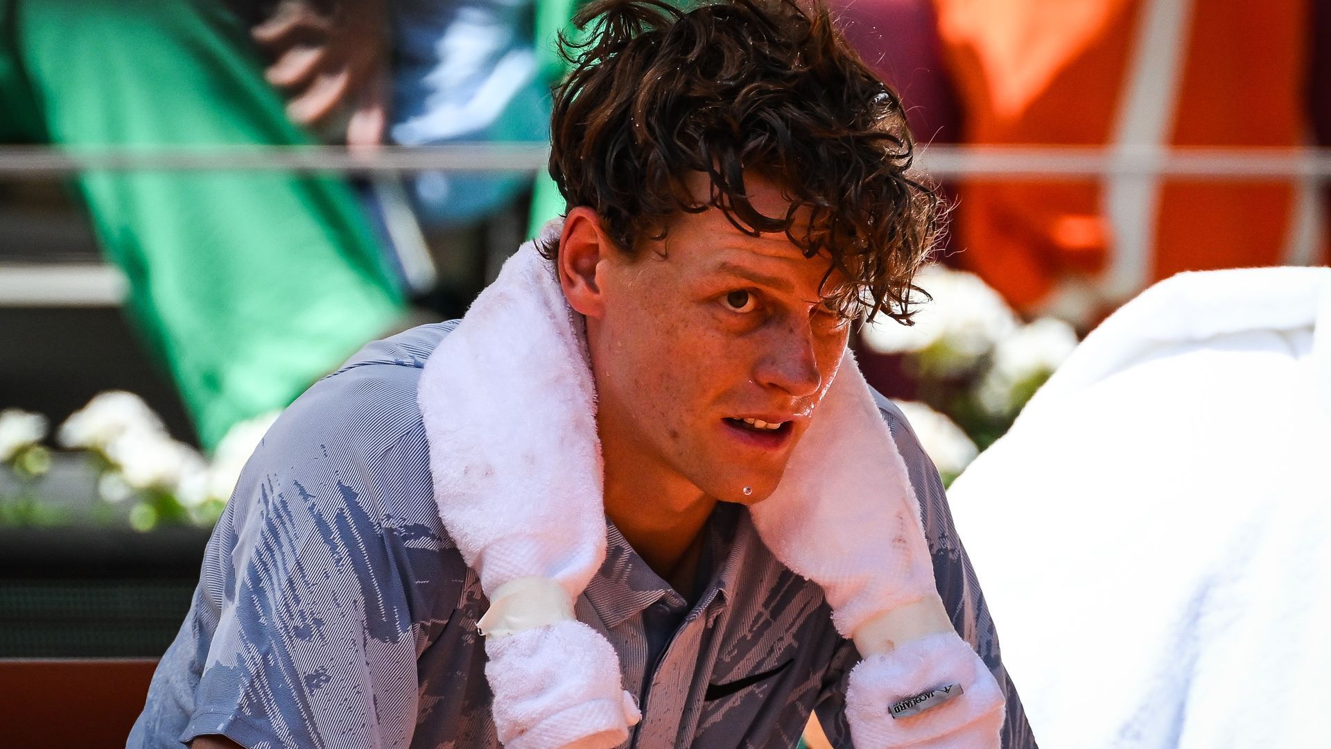 Janich Sinner, en el partido de Roland Garros en el que sufrió mareos y vómitos Janich Sinner, en el partido de Roland Garros en el que sufrió mareos y vómitos