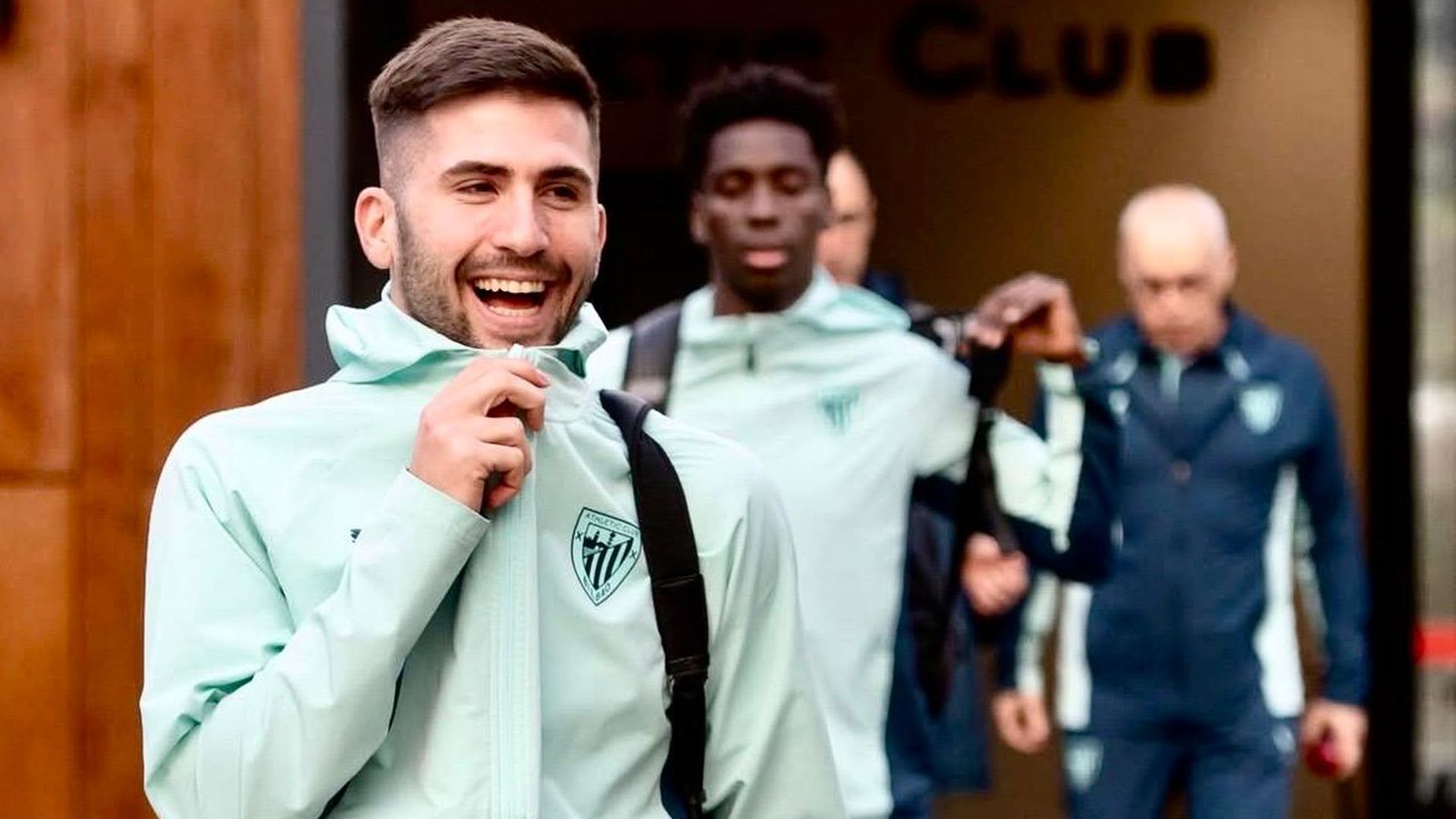Jesús Areso, listo para coger el autobús en Lezama