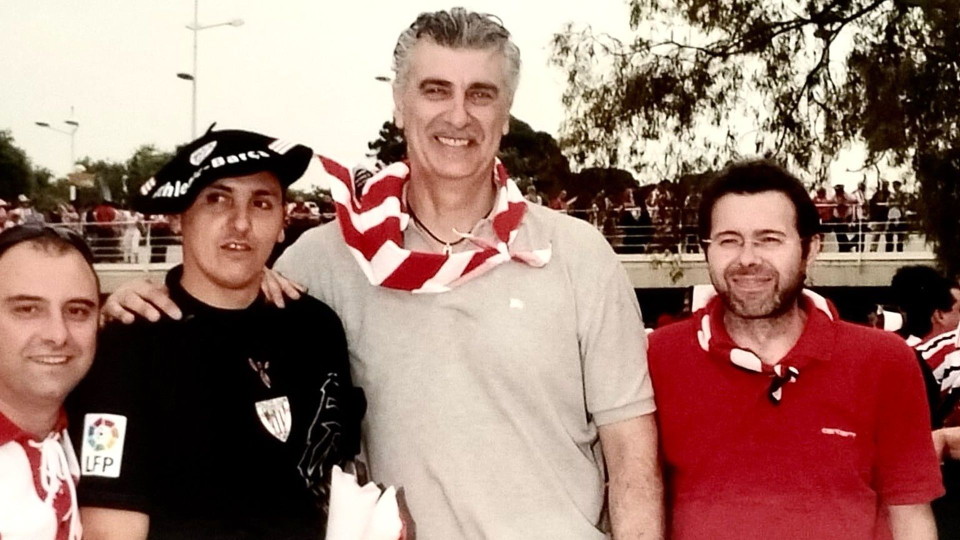 Jose Iragorri 'Hoss', con unos aficionados del Athletic Club