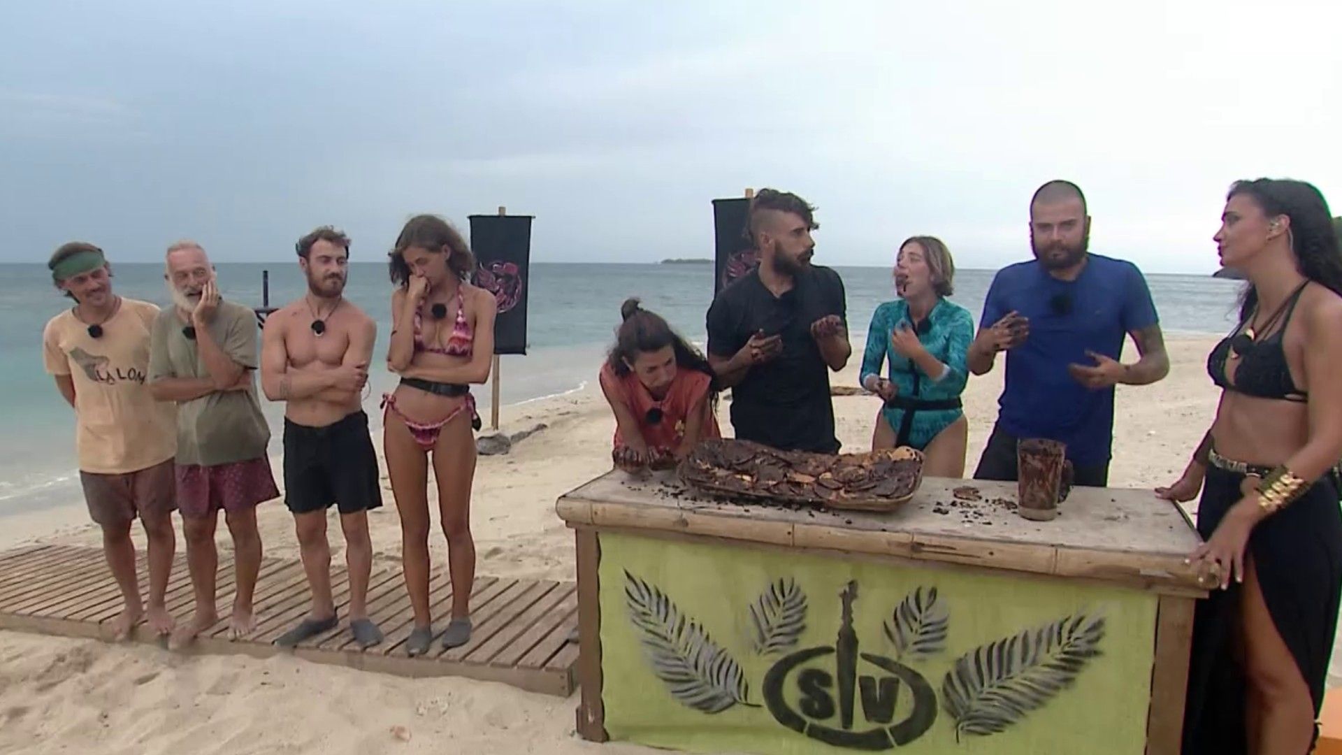 Euforia y caras largas | Los supervivientes luchan por la recompensa más deseada en un ajustadísimo juego: 