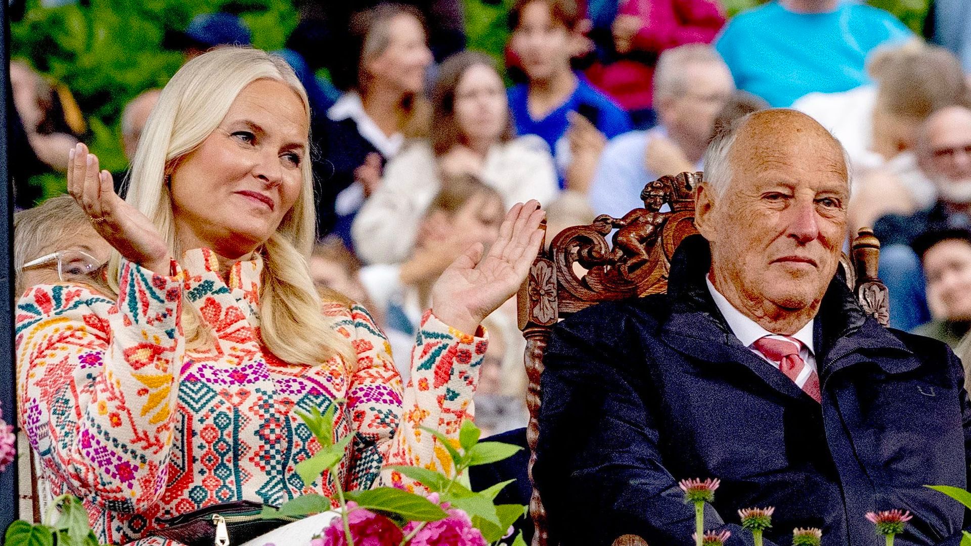 La princesa Mette-Marit y el rey Harald de Noruega en una imagen de archivo La princesa Mette-Marit y el rey Harald de Noruega en una imagen de archivo