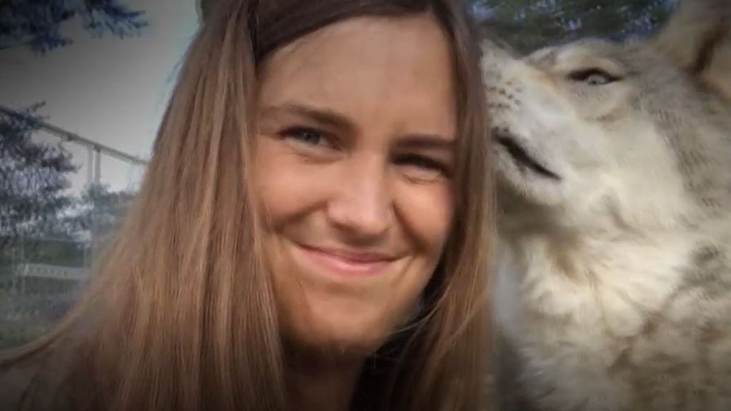 La psicóloga Patricia Pasquín escribe un libro tras vivir 4 años rodeada de lobos: "Me han hecho ser más humana"