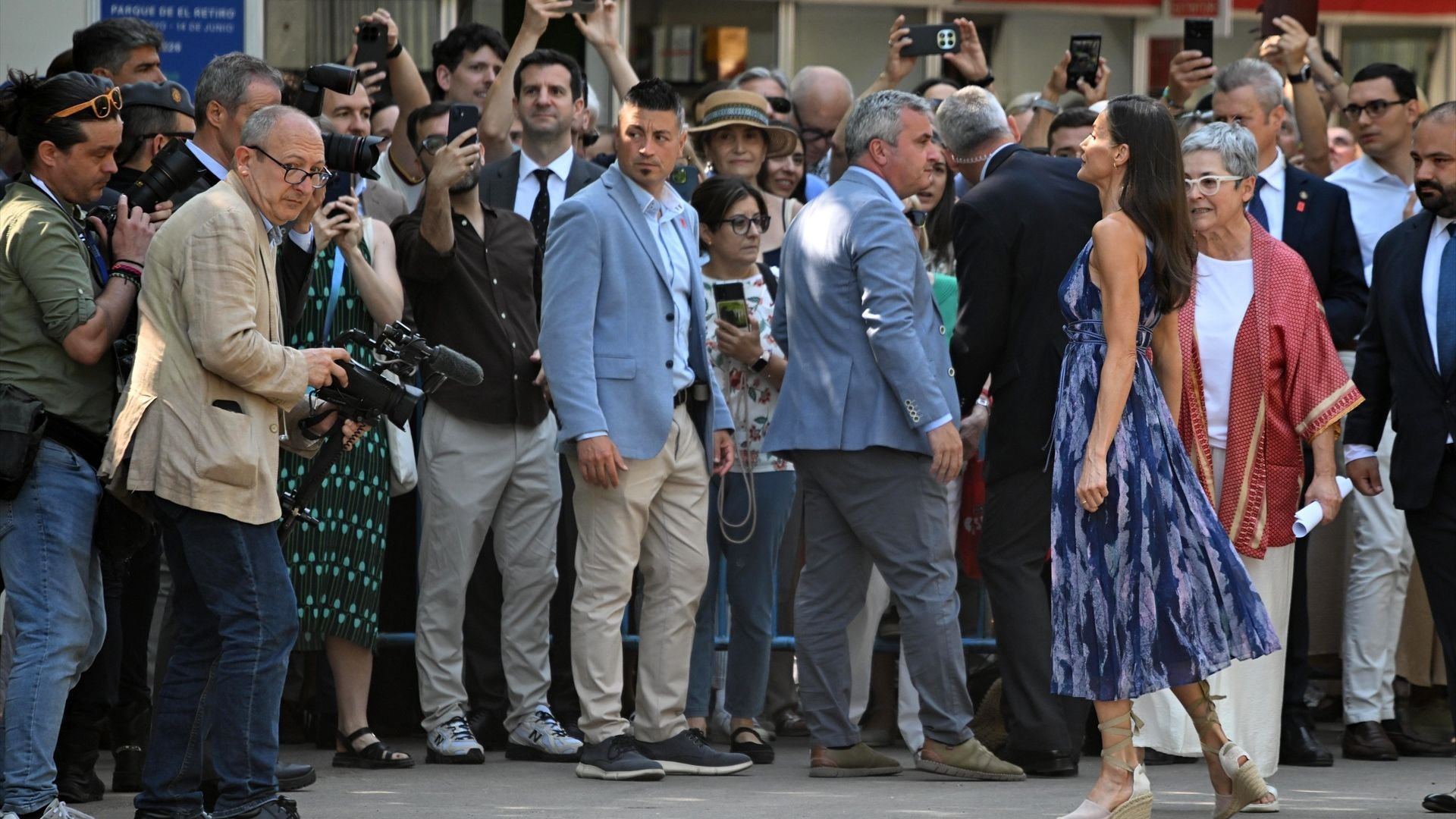 La reina Letiza se ha dado un verdadero baño de multitudes a su paso por la Feria del Libro de Madrid