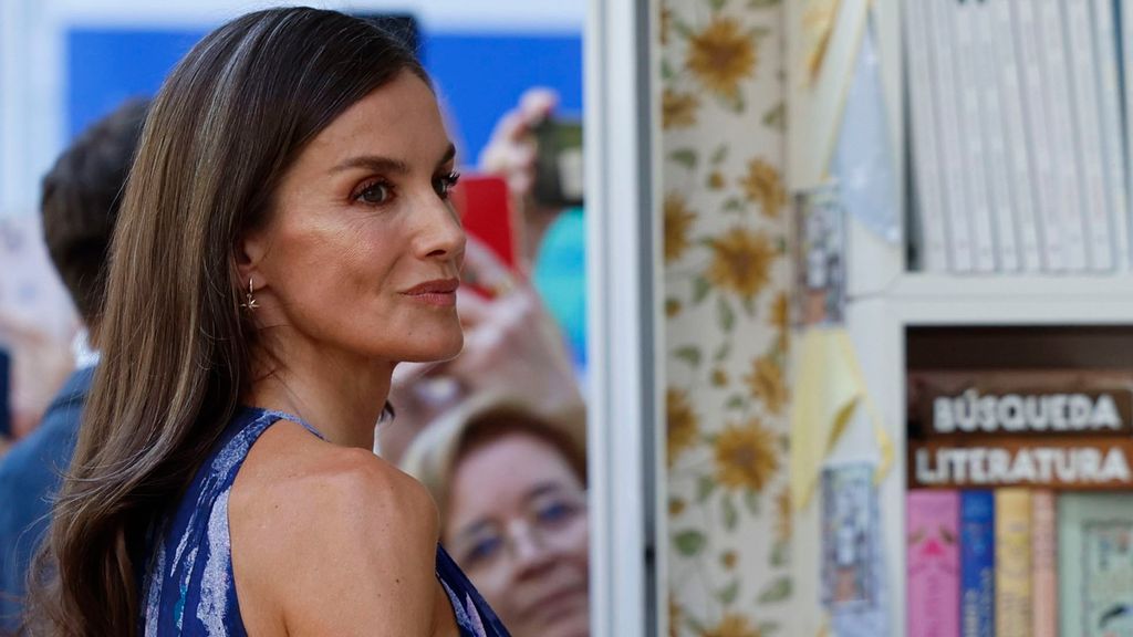 La reina Letizia se da un baño de masas en la Feria del Libro: 'selfies', abrazos y junto a las educadoras infantiles en huelga