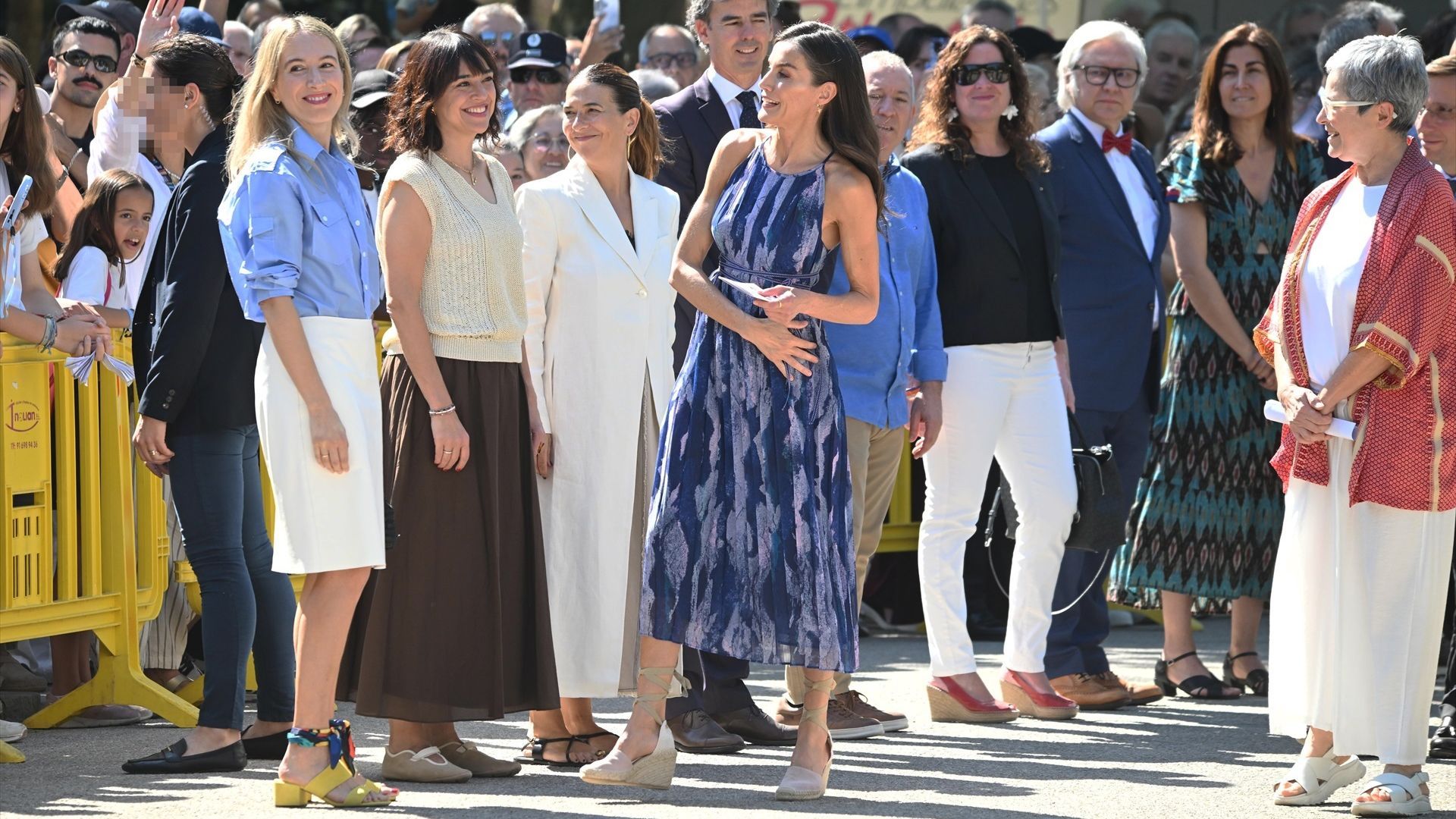La reina Letizia, saludando a su llegada a la Feria del Libro de Madrid