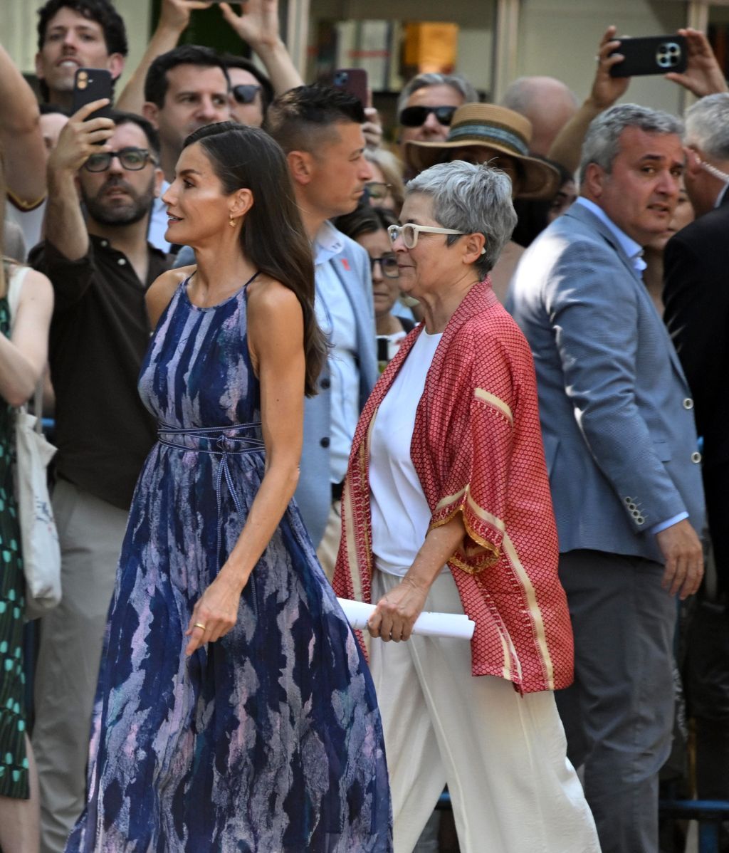 La reina Letizia y la presidenta de la Feria del Libro, Eva Orúe