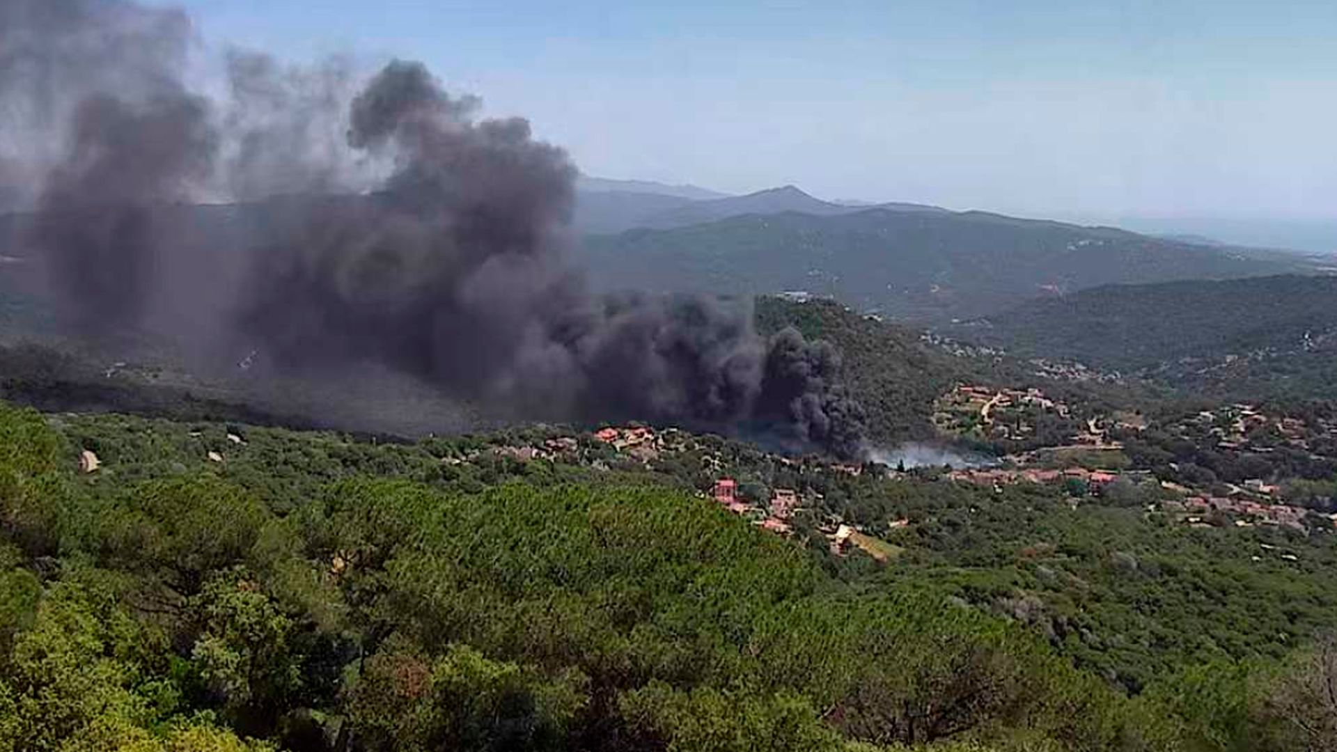 Los bomberos estabilizan el incedio de Órrius (Barcelona) Los bomberos estabilizan el incedio de Órrius (Barcelona)