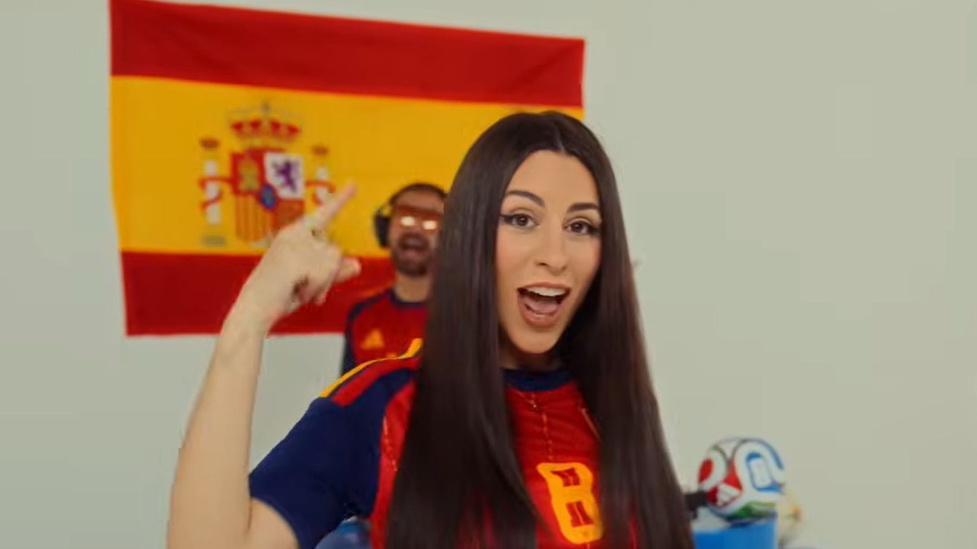 María Artés y Fernando Moreno en el videoclip de 'Somos La Roja'