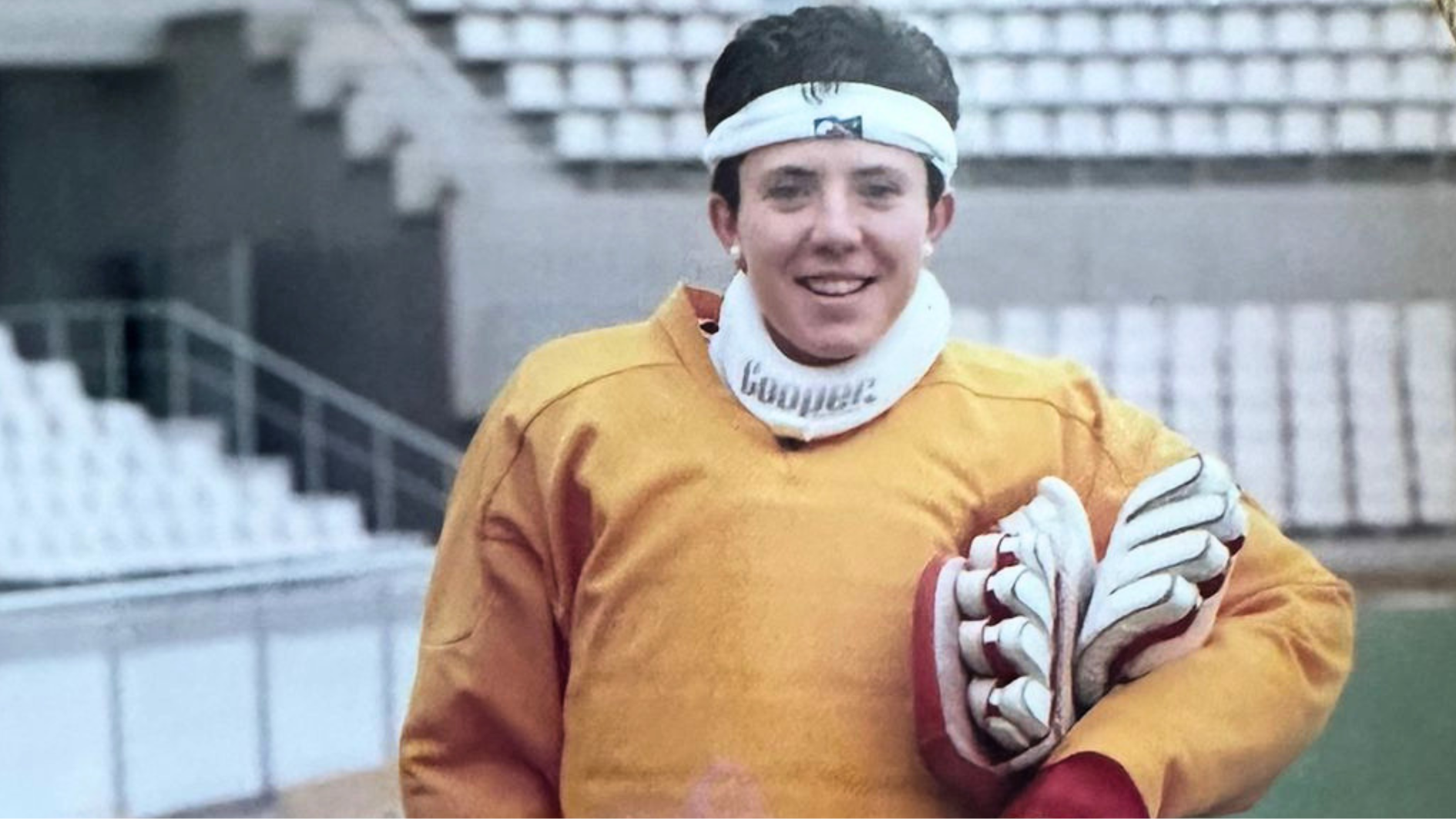 Maribel, completamente equipada para un partido de hockey