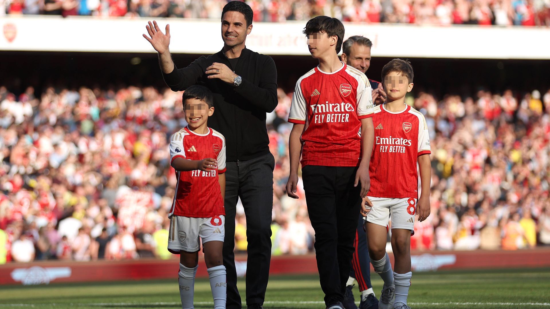 Mikel Arteta, con sus tres hijos, en el año 2023. Los tres jóvenes han apoyado a su padre en el estadio en ocasiones importantes