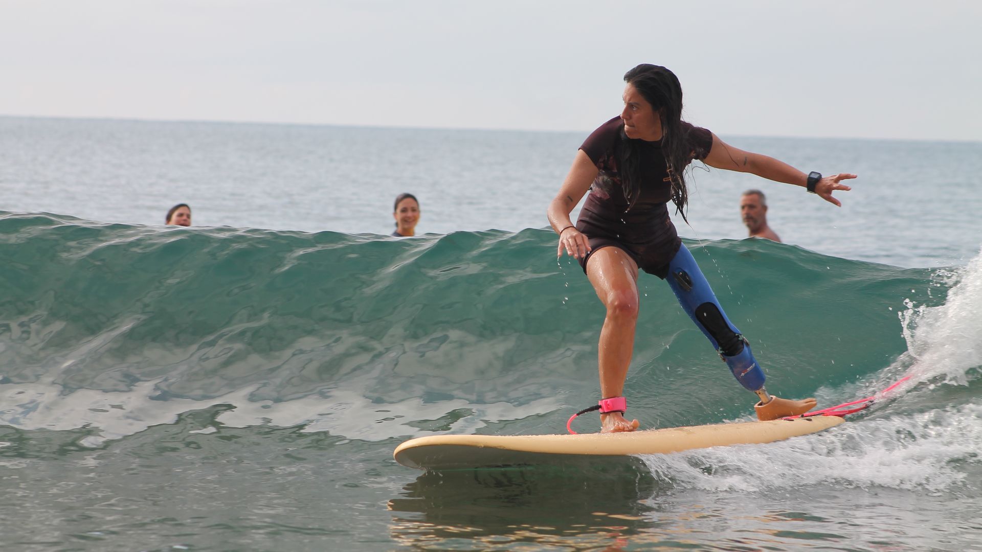 Mireia practicando surf con la prótesis Mireia practicando surf con la prótesis