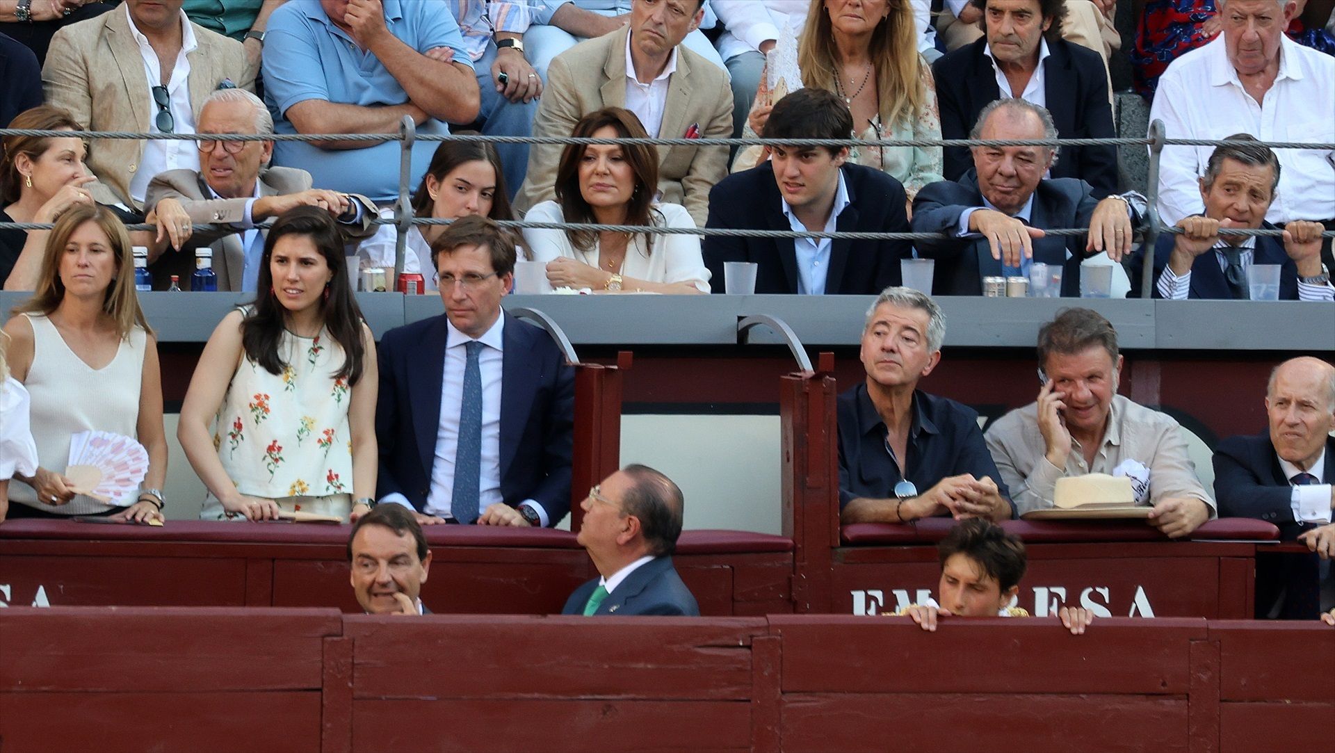 Nuria González y sus hijos, Iván y Alma Fernández-Tapias, en la Corrida de la Prensa de la Feria de San Isidro