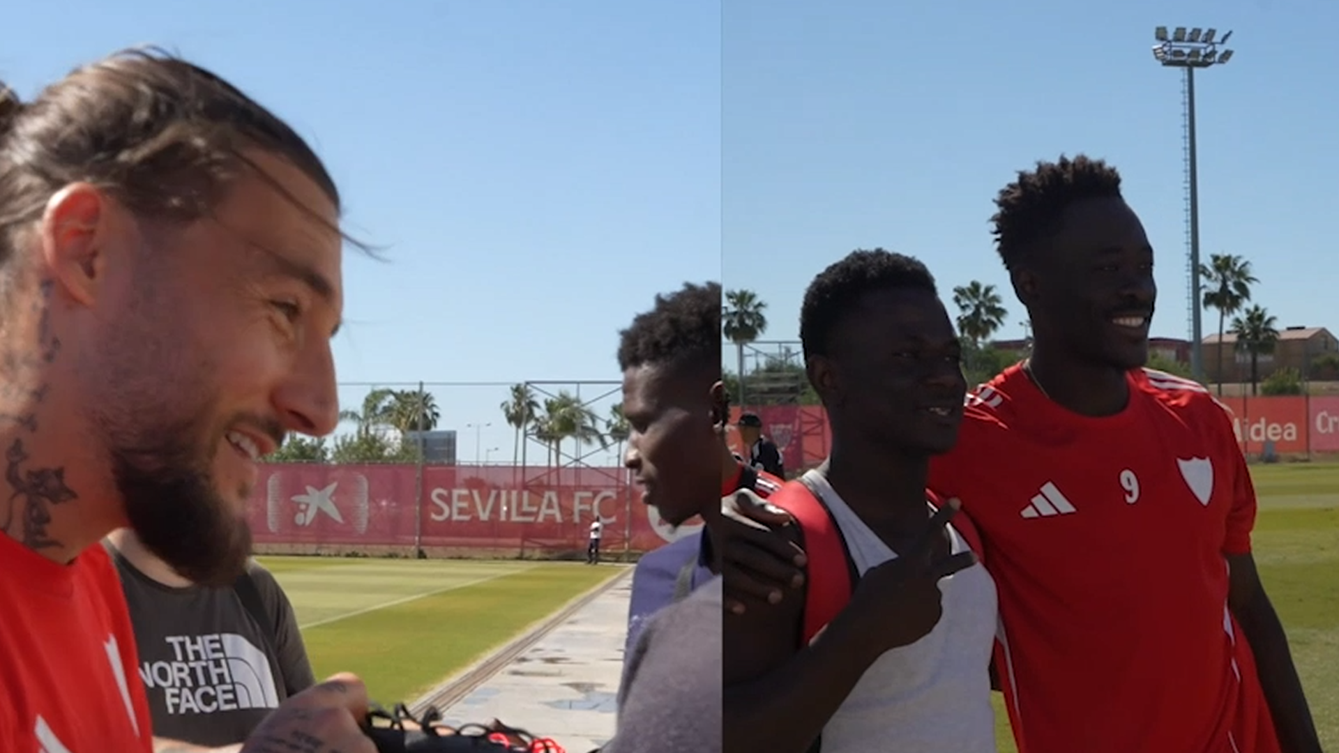 Oulare Aboubacar Sidiki, con los jugadores del Sevilla