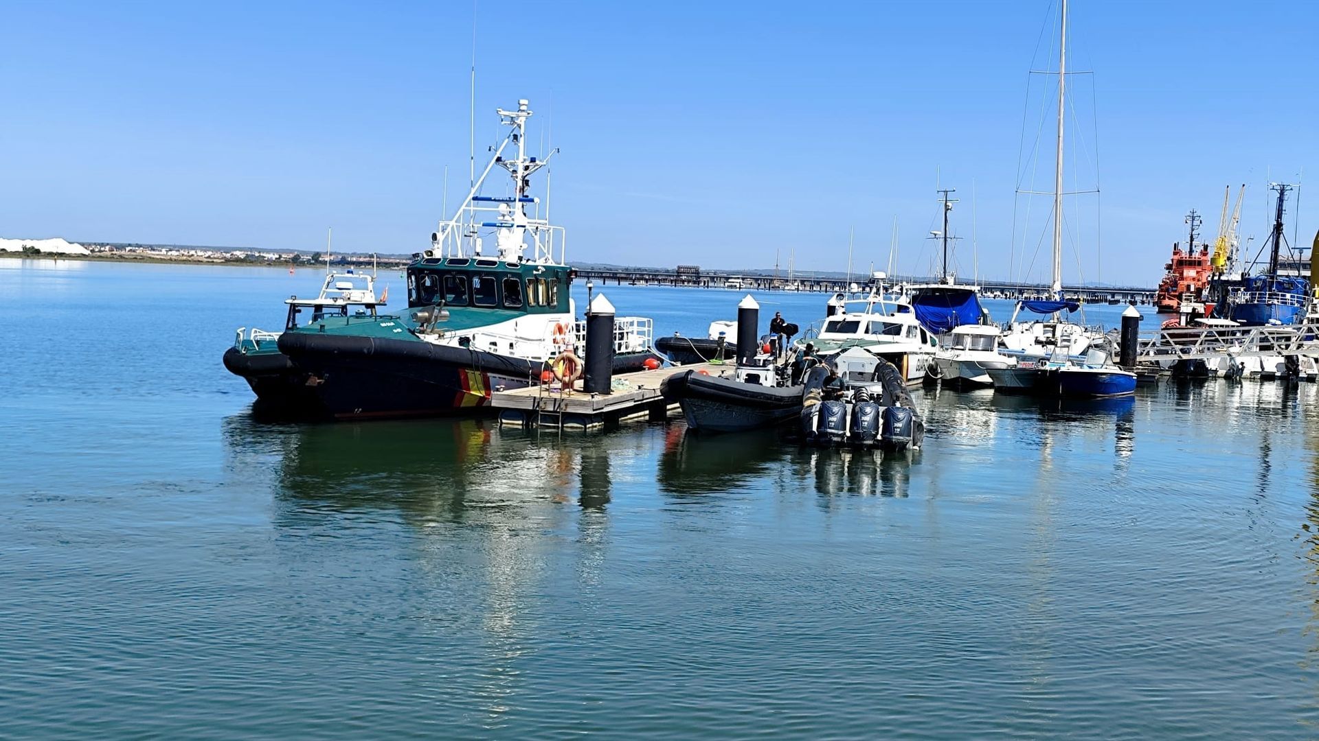 Patrullera de la Guardia Civil en el Puerto de Huelva Patrullera de la Guardia Civil en el Puerto de Huelva