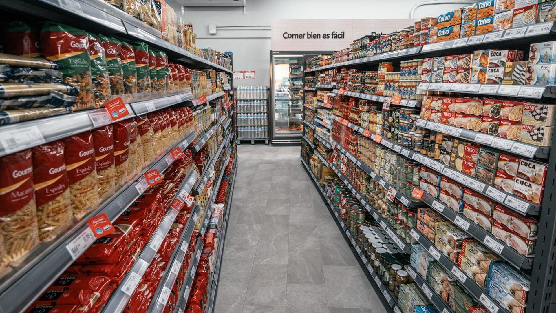 Productos de alimentación en las estanterías de un supermercado de la Comunidad valenciana Productos de alimentación en las estanterías de un supermercado de la Comunidad valenciana