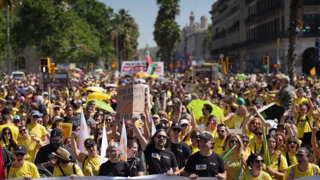 Los profesores mantienen las protestas en Cataluña: un grupo de docentes permanece encerrado en la Consejería de Educación