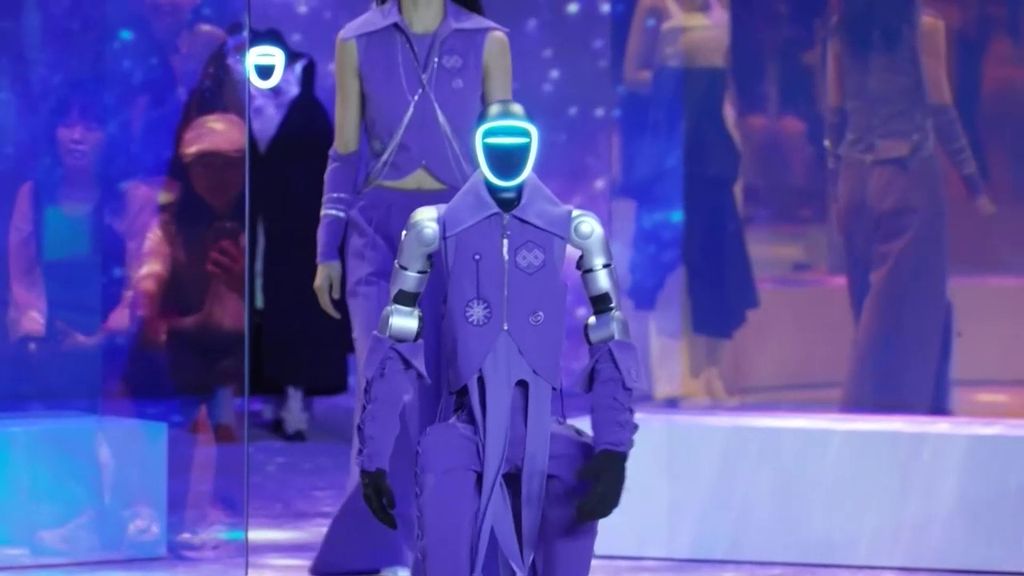 Robots humanoides y modelos de carne y hueso comparten pasarela en Corea del Sur para mostrar cómo será la convivencia en el futuro