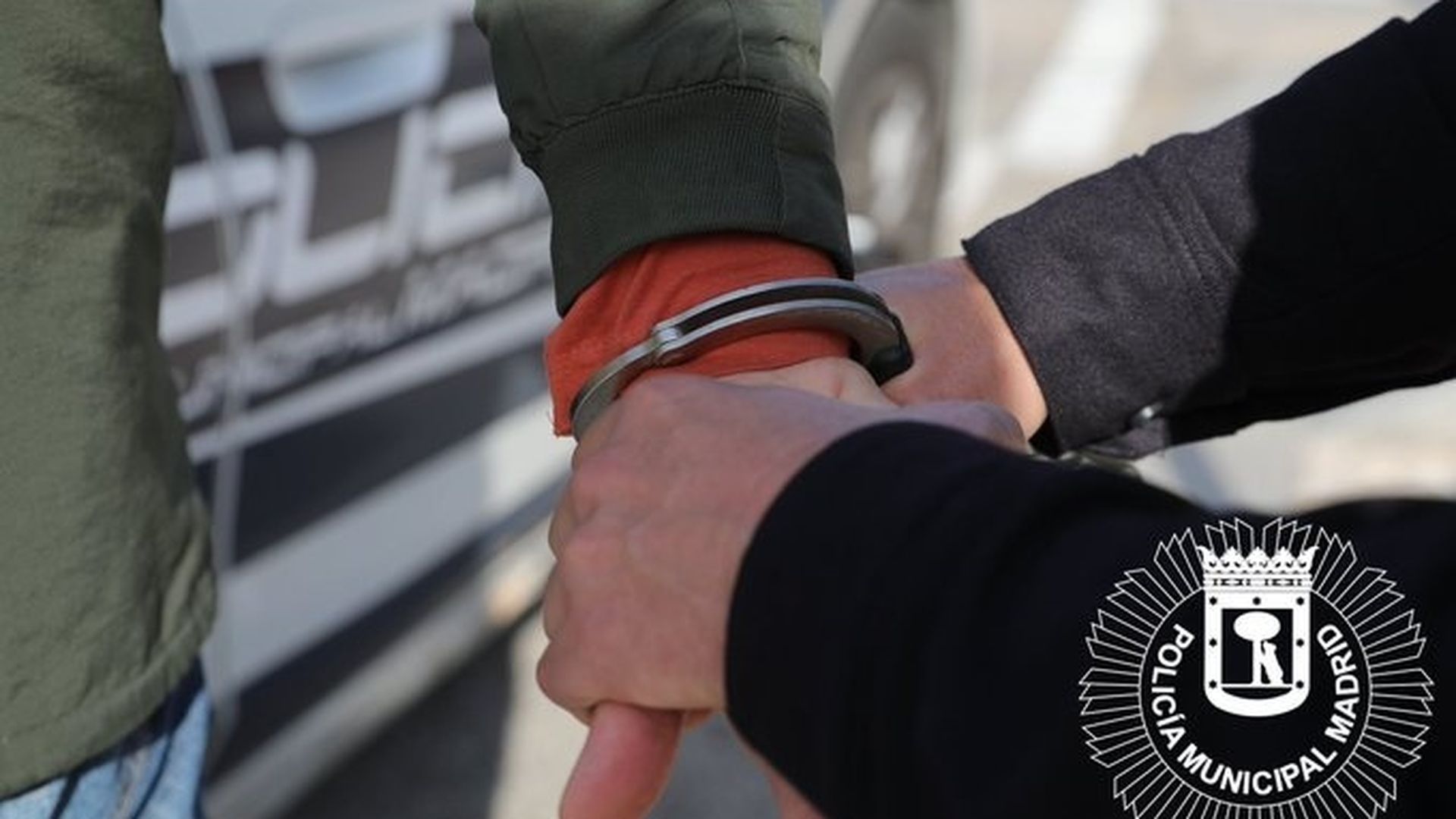 Un agente de la Policía Local de Madrid detiene a un hombre