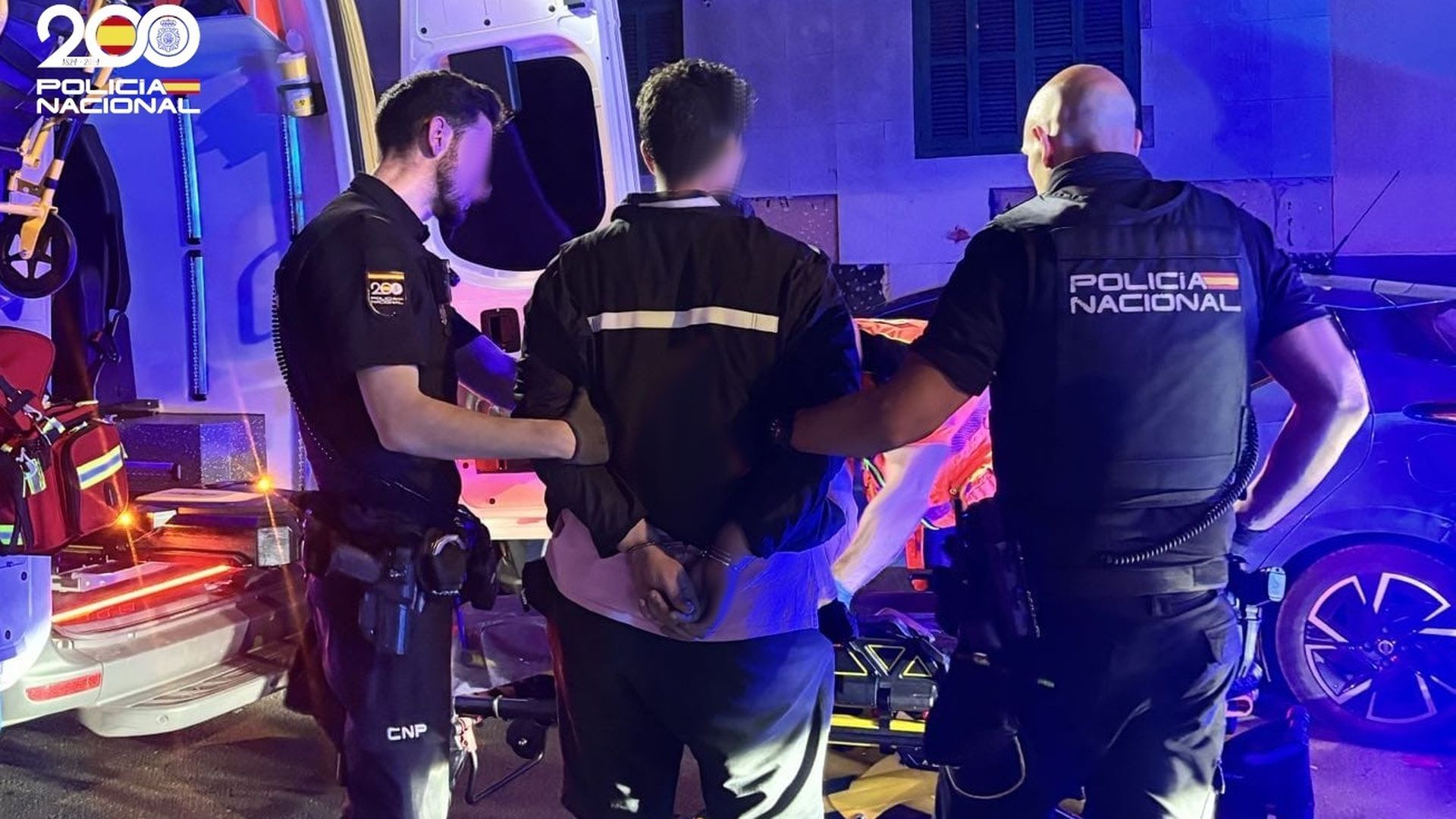 Un hombre agrede a su madre y se atrinchera en su vivienda armado con un cuchillo antes de ser detenido por la Policía en Palma Un hombre agrede a su madre y se atrinchera en su vivienda armado con un cuchillo antes de ser detenido por la Policía en Palma