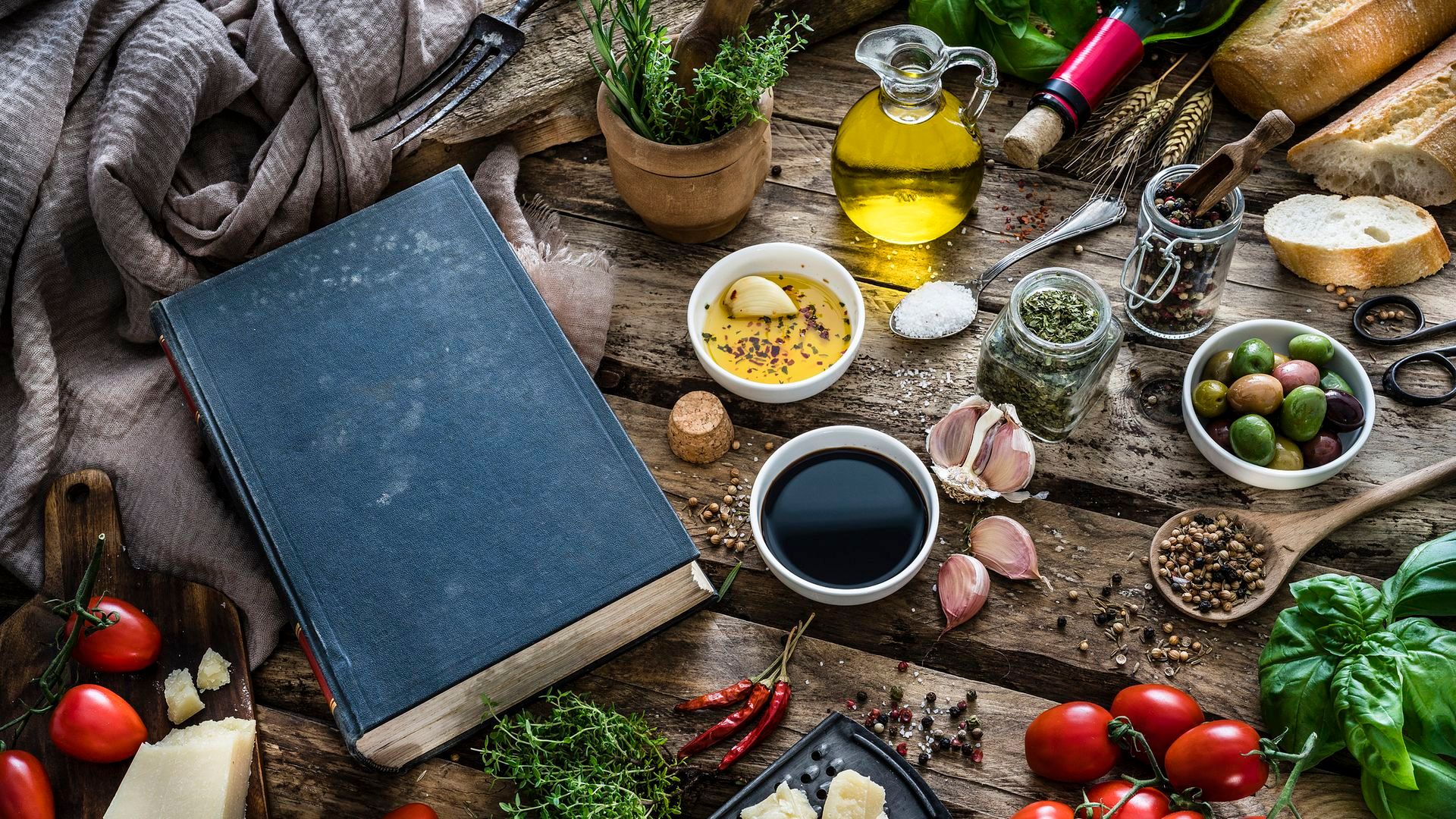 Un libro y una buena comida con amigos, placeres de la vida
