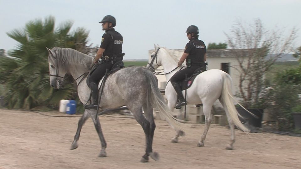 Agentes a caballo buscando a Ángel, durante las batidas de estos días atrás