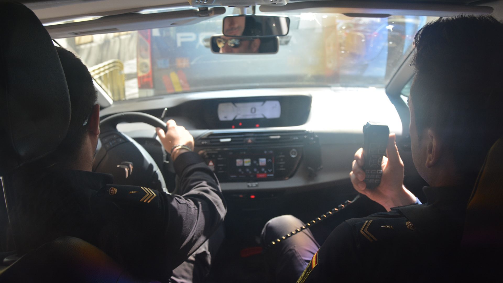 Agentes de Policía en un vehículo acudiendo a un avsio Agentes de Policía en un vehículo acudiendo a un avsio