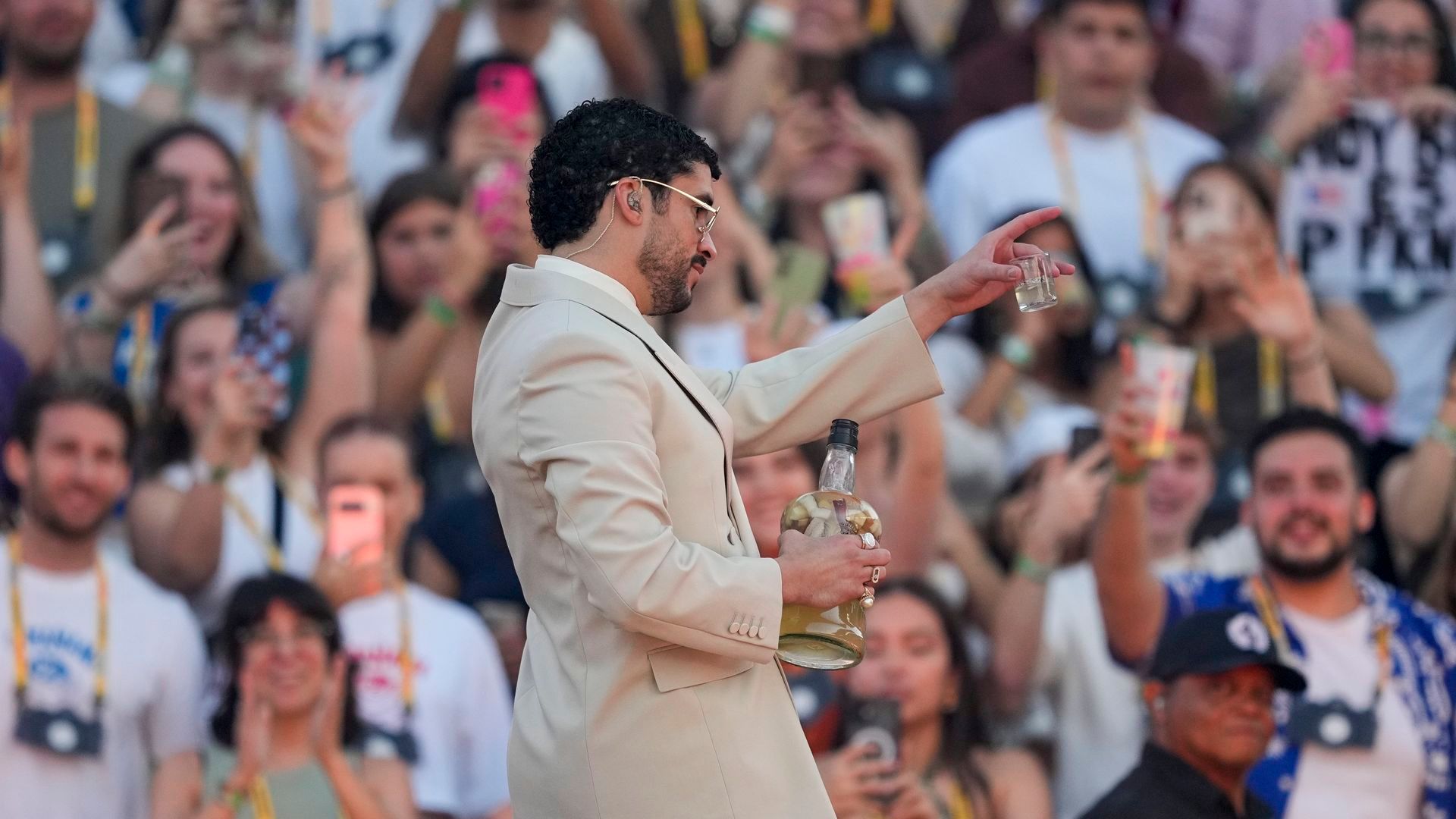 Aviso para los fans de Bad Bunny: 'Tira fotos', pero no las pilas de las cámaras que regala Aviso para los fans de Bad Bunny: 'Tira fotos', pero no las pilas de las cámaras que regala