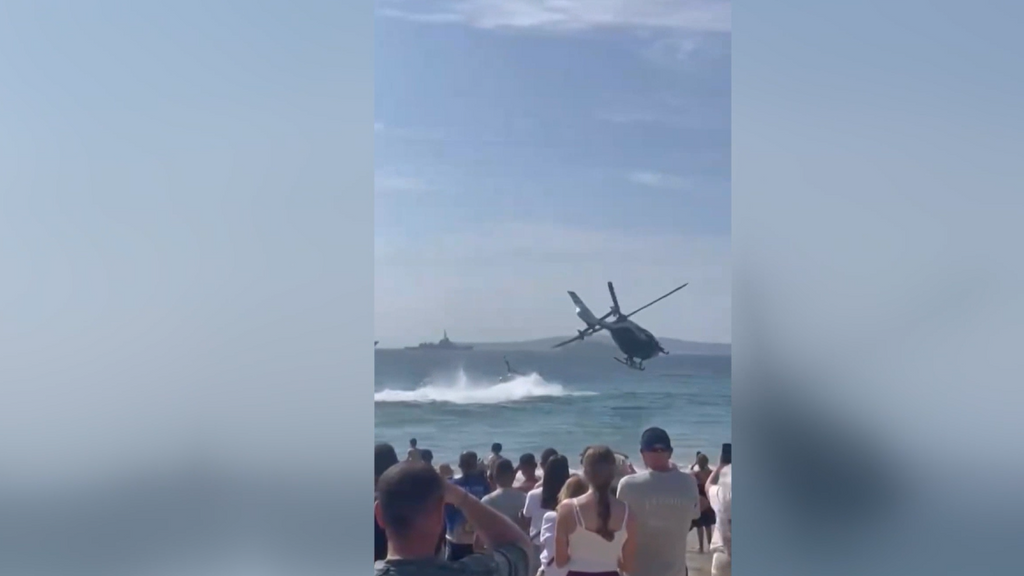 Espectacular maniobra de un helicóptero de la Guardia Civil durante una exhibición de las Fuerzas Armadas en Vigo