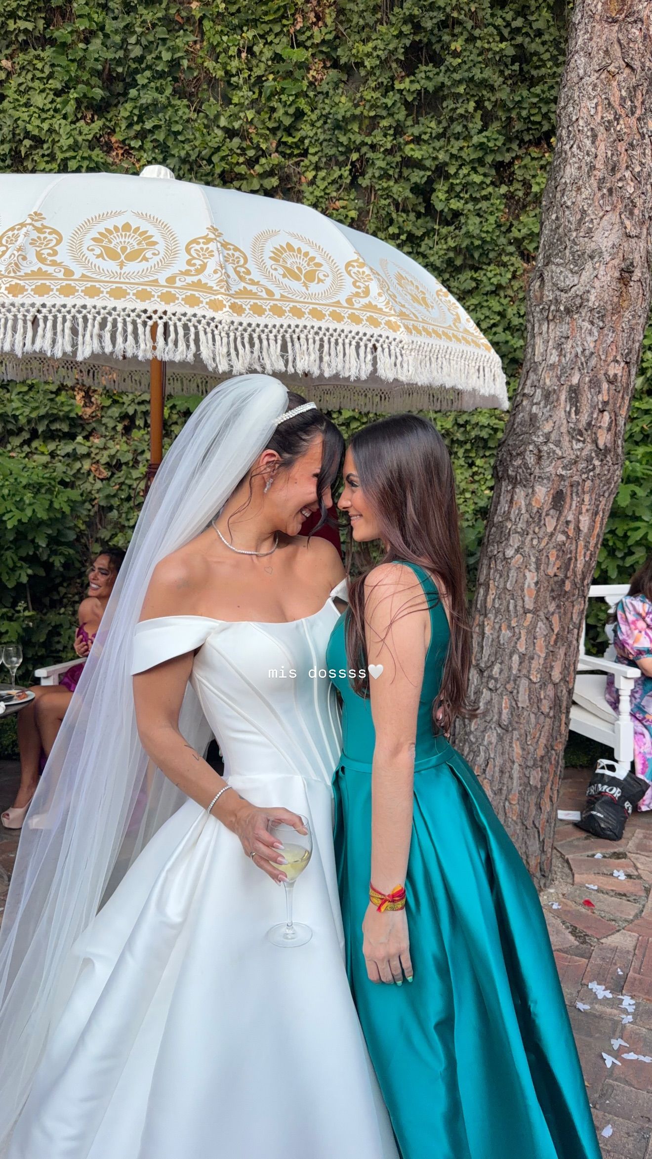 Fani Carbajo, junto a Irene González en su boda con Fran Benito