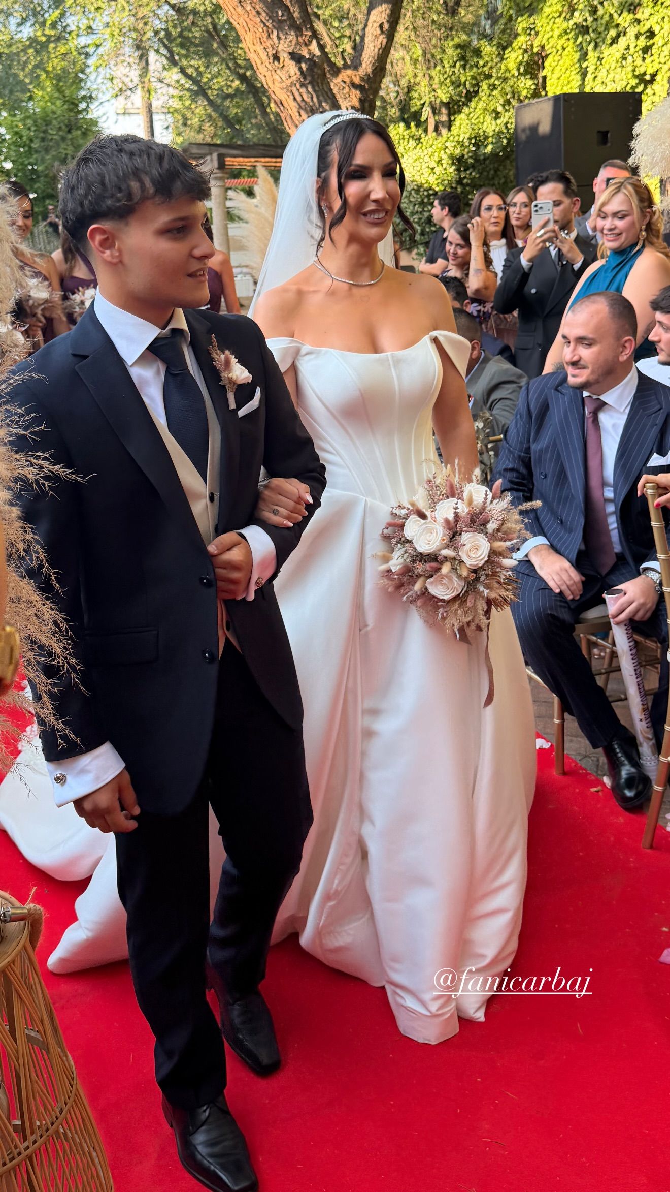 Fani Carbajo y su hijo mayor, Emilio, en su boda con Fran Benito
