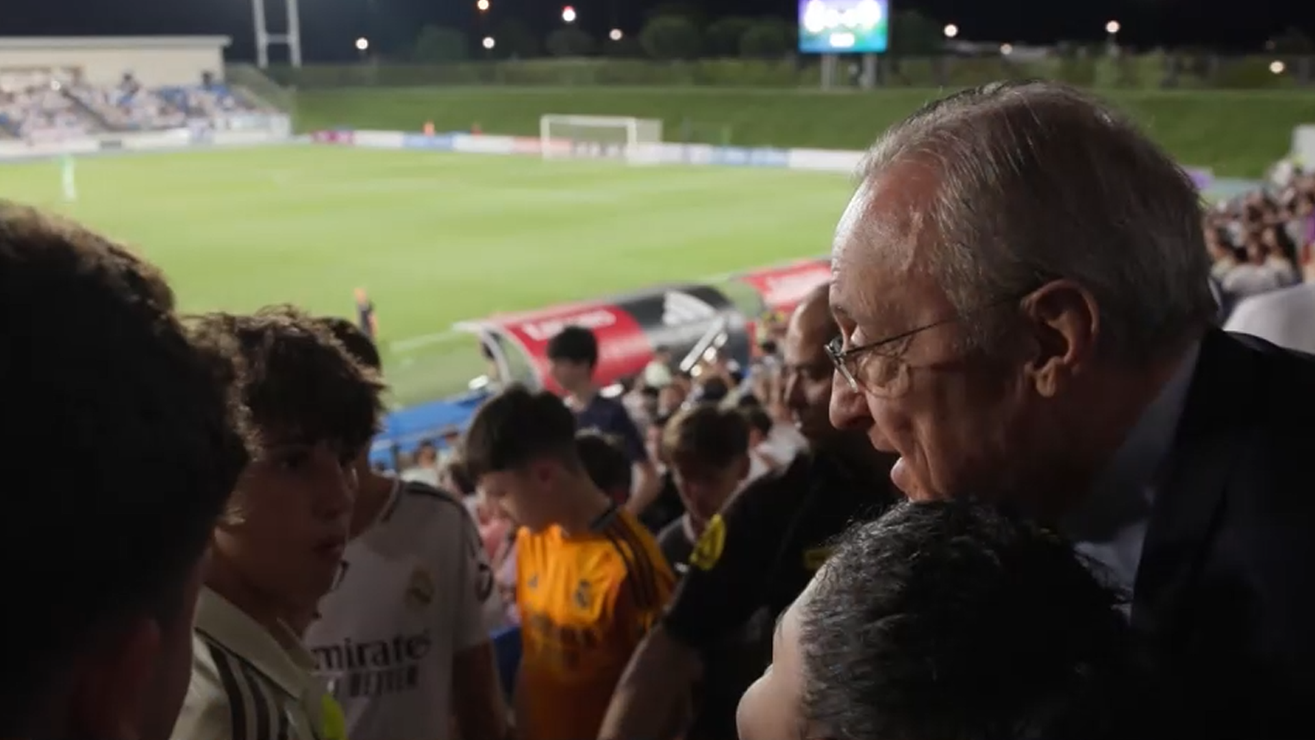 Florentino Pérez, con aficionados en su visita al Di Stéfano para ver al Castilla