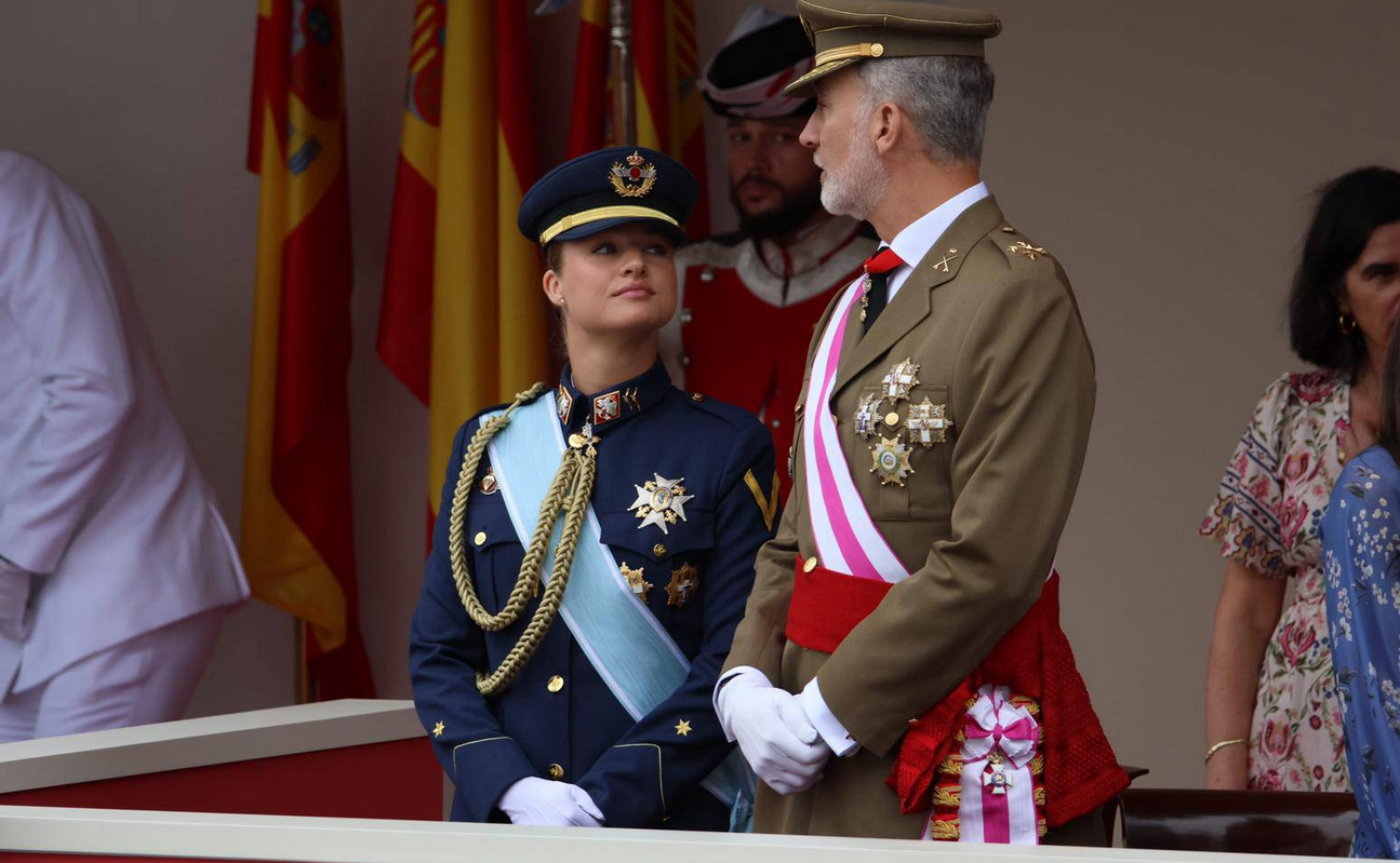 La princesa Leonor debuta en el Día de las Fuerzas Armadas: nervios, confianza y gestos de complicidad con los reyes