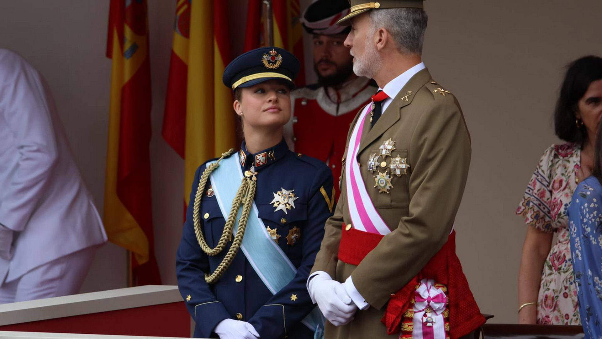 La princesa Leonor debuta en el Día de las Fuerzas Armadas: nervios, confianza y gestos de complicidad con los reyes