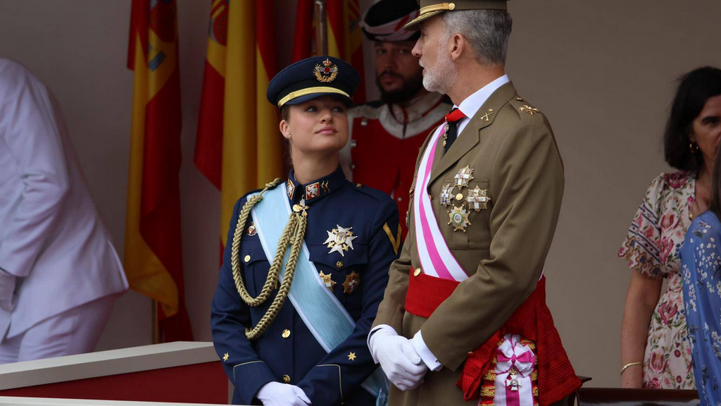 La princesa Leonor debuta en el Día de las Fuerzas Armadas: nervios, confianza y gestos de complicidad con los reyes