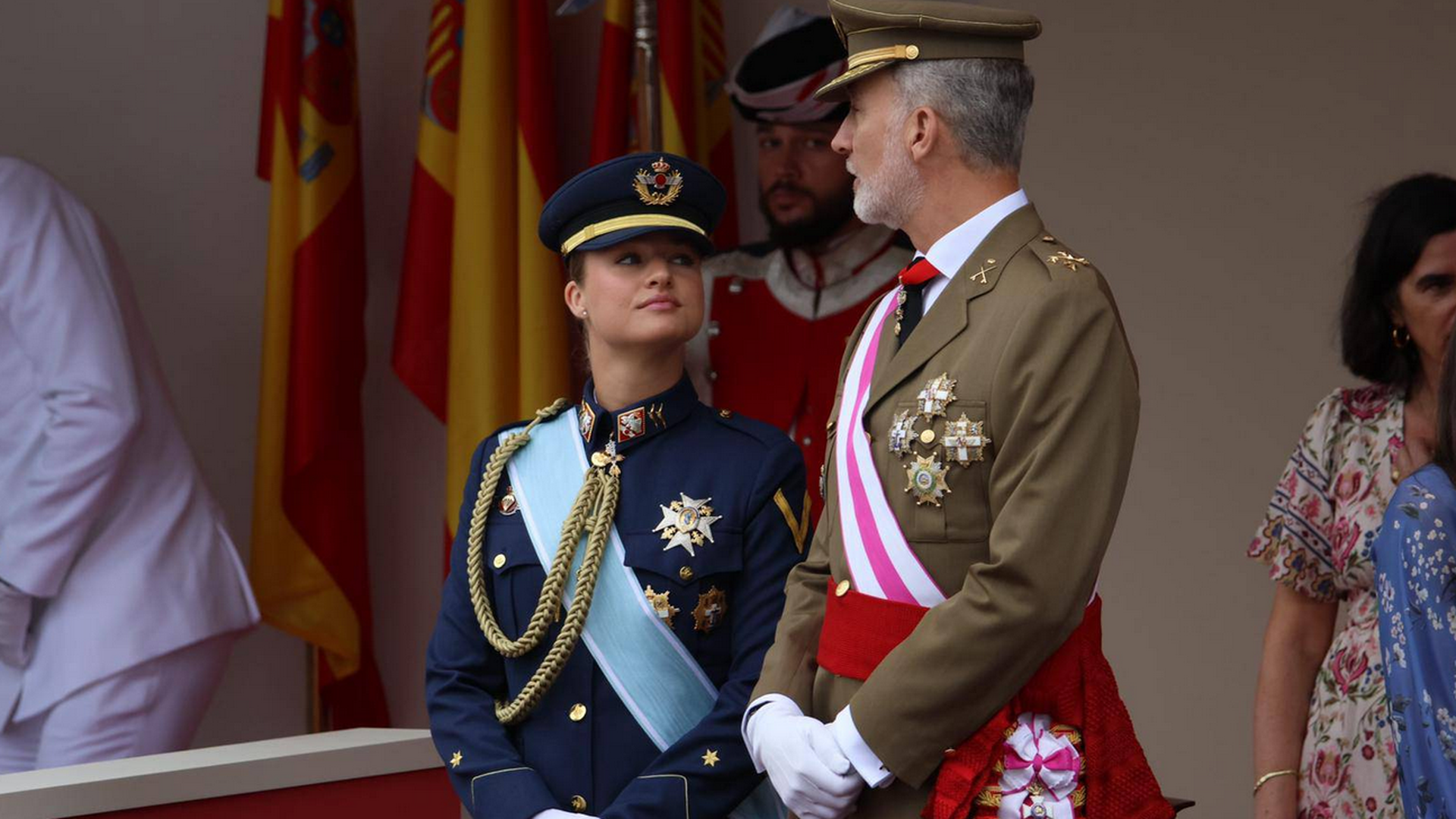 La princesa Leonor debuta en el Día de las Fuerzas Armadas: nervios, confianza y gestos de complicidad con los reyes La princesa Leonor debuta en el Día de las Fuerzas Armadas: nervios, confianza y gestos de complicidad con los reyes