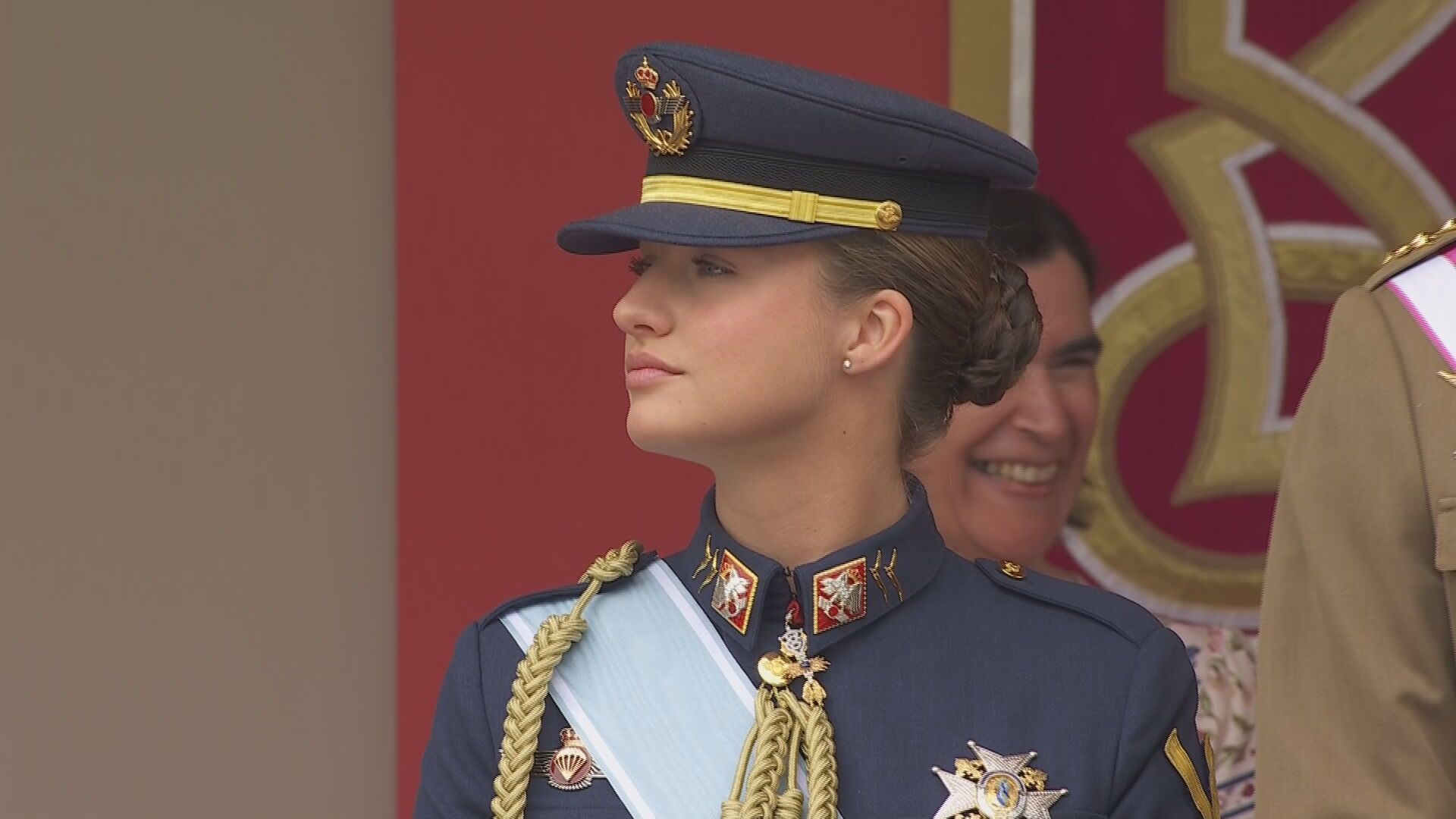 La princesa Leonor debuta en el Día de las Fuerzas Armadas vestida de uniforme: nervios, confianza y gestos de complicidad con sus padres