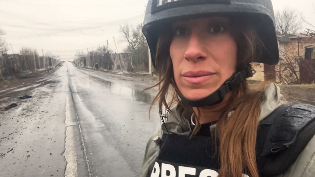 La reportera Lara Escudero cruza la 'carretera de la muerte': así es la zona ucraniana que solo se puede atravesar a pie por seguridad